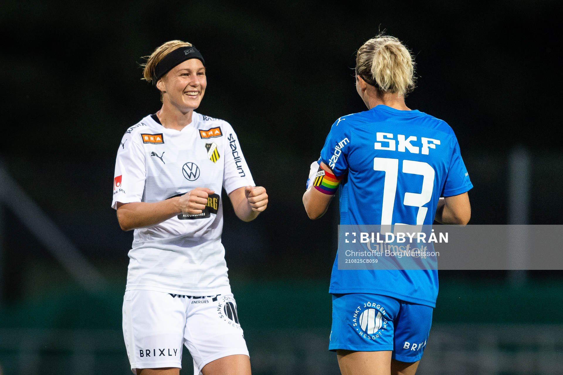Häckens Luna Nörgaard Gevitz och målvakt Jennifer Falk