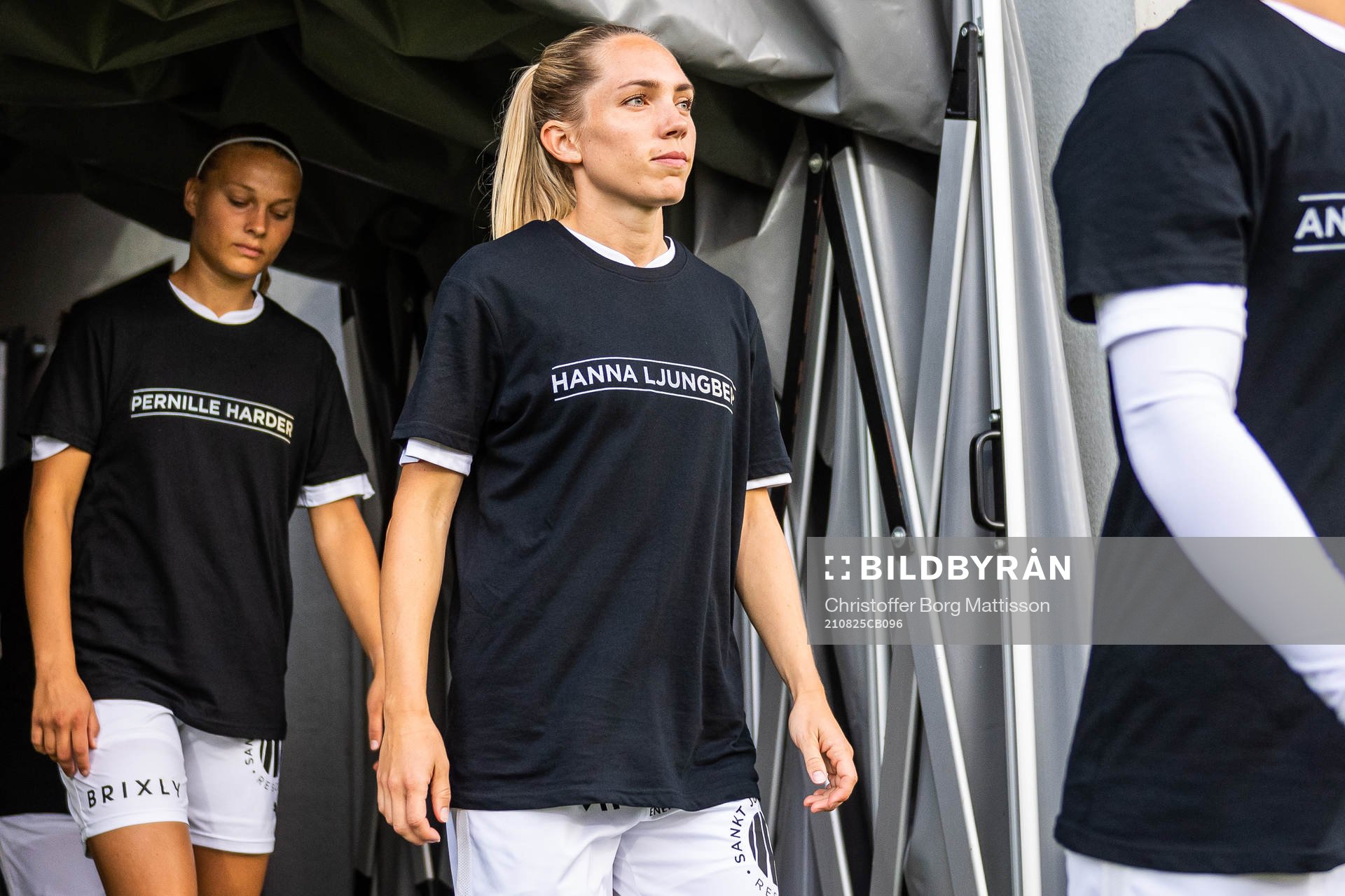 Häckens Elin Rubensson gör entré till fotbollsmatchen i