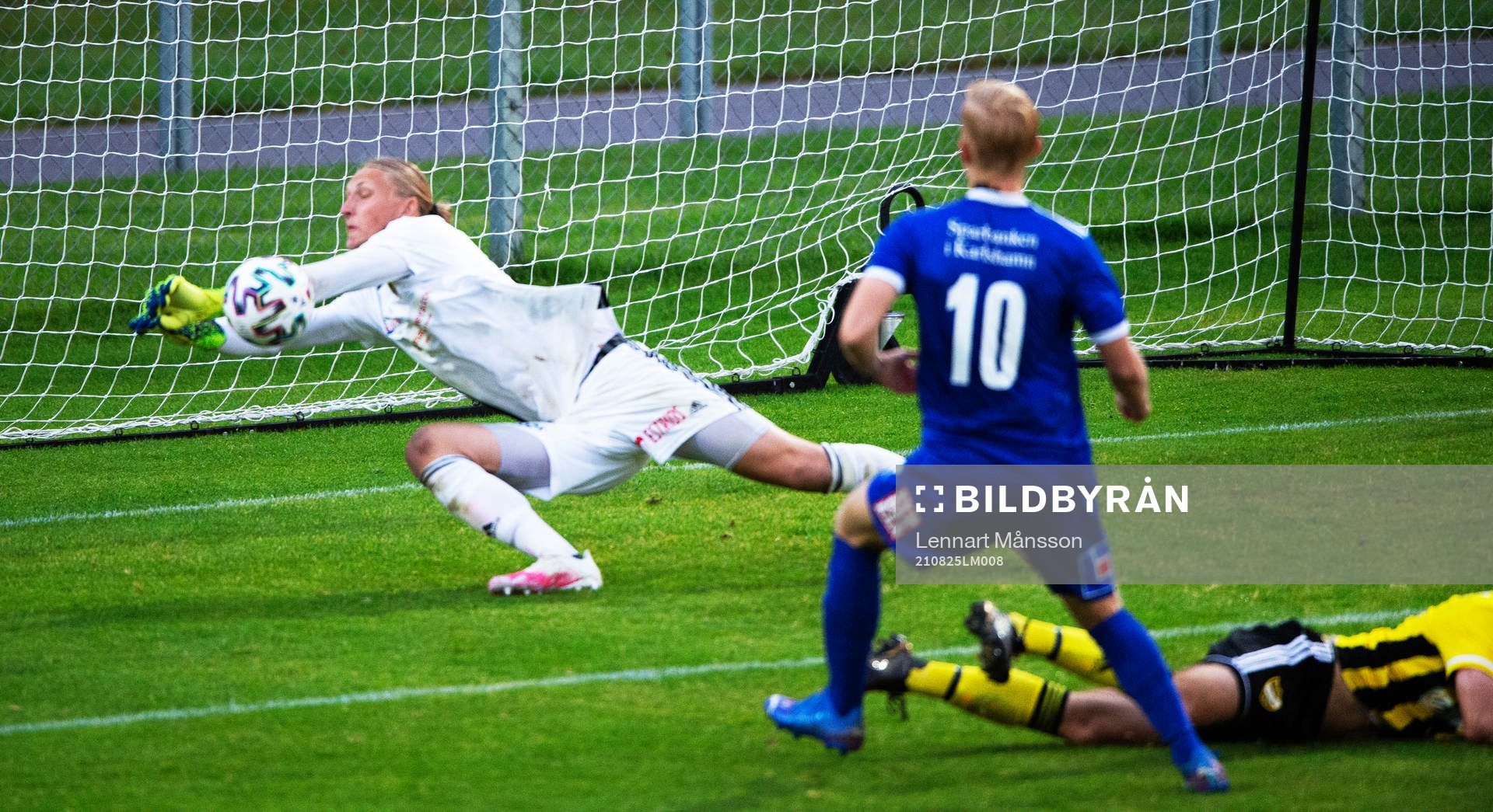 IFK Hässleholms målvakt Carl Lundahl Persson gör en av