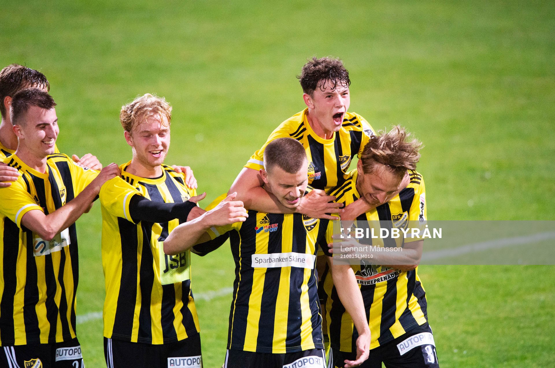 IFK Hässleholms Ivan Danielsson Andanovski har gjort segermålet på övertid och grattas av Isak Olsson, Victor Holmberg, Max Nilsson och Julian Grozdanovski i matchen i div. 2 Södra Götaland mellan iFK Hässleholm och Asarum i Hässleholm 25 augusti 2021.