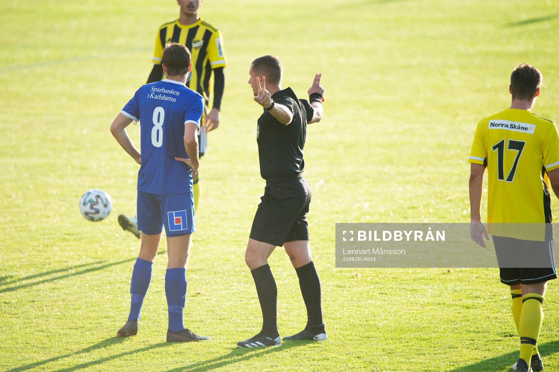 Domaren agerar i matchen i div. 2 Södra Götaland mellan