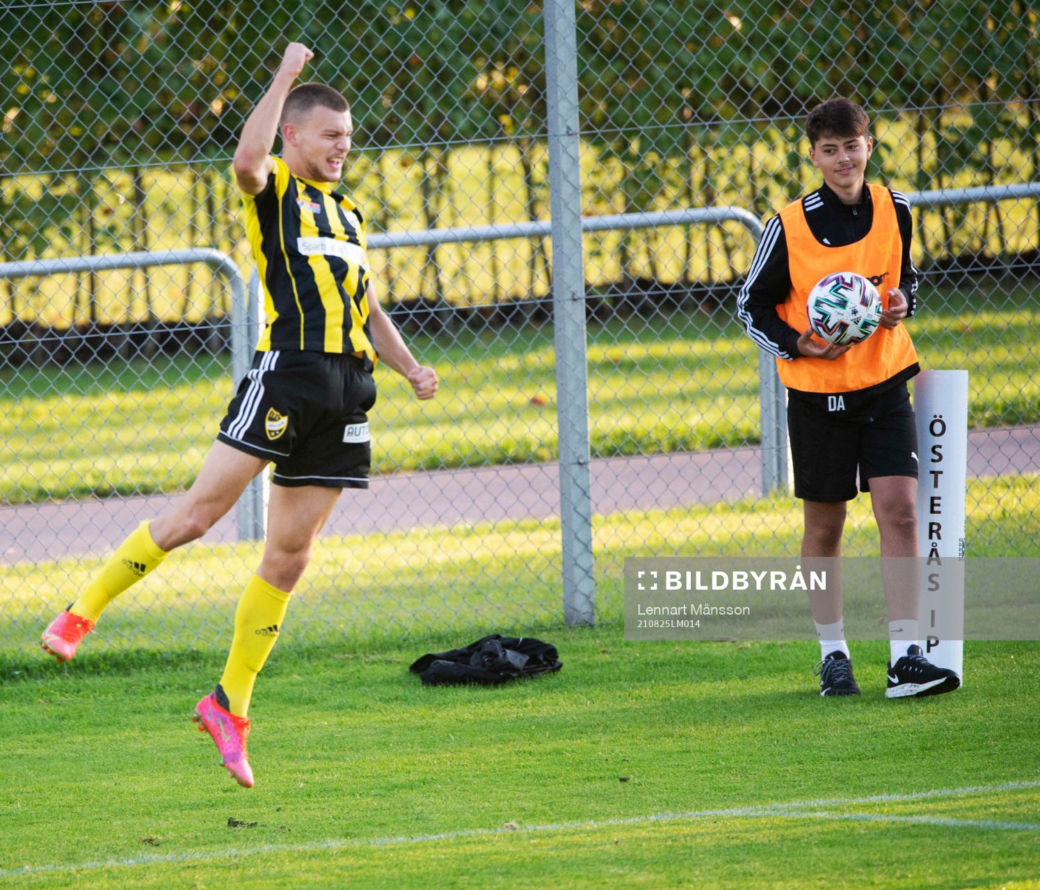 IFK Hässleholms Ivan Danielsson Andanovski jublar ikapp med bollkallen i matchen i div. 2 Södra Götaland mellan iFK Hässleholm och Asarum i Hässleholm 25 augusti 2021.