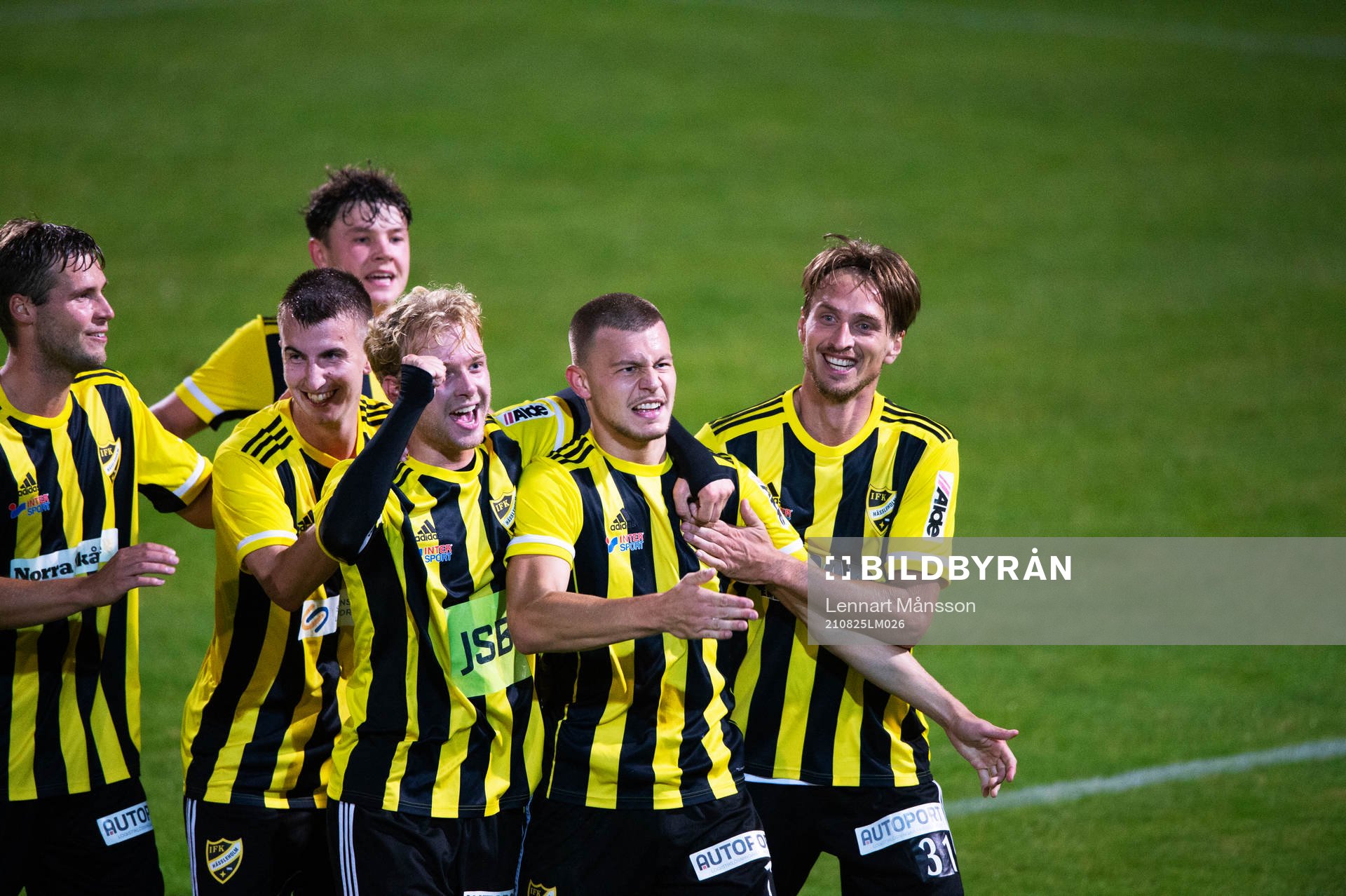 IFK Hässleholms Ivan Danielsson Andanovski jublar över segermålet på övertid i matchen i div. 2 Södra Götaland mellan iFK Hässleholm och Asarum i Hässleholm 25 augusti 2021.