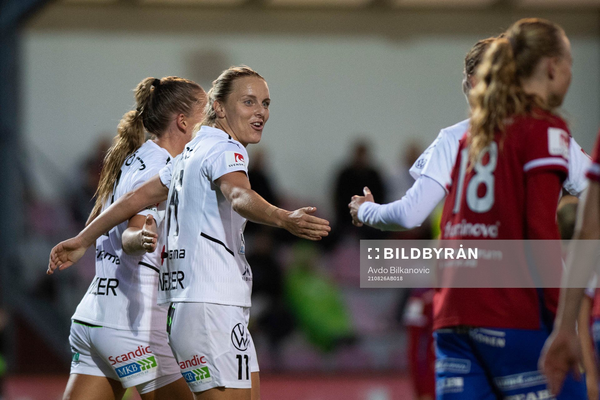 Rosengårds Mimmi Larsson och Gudrun Arnardottir jublar