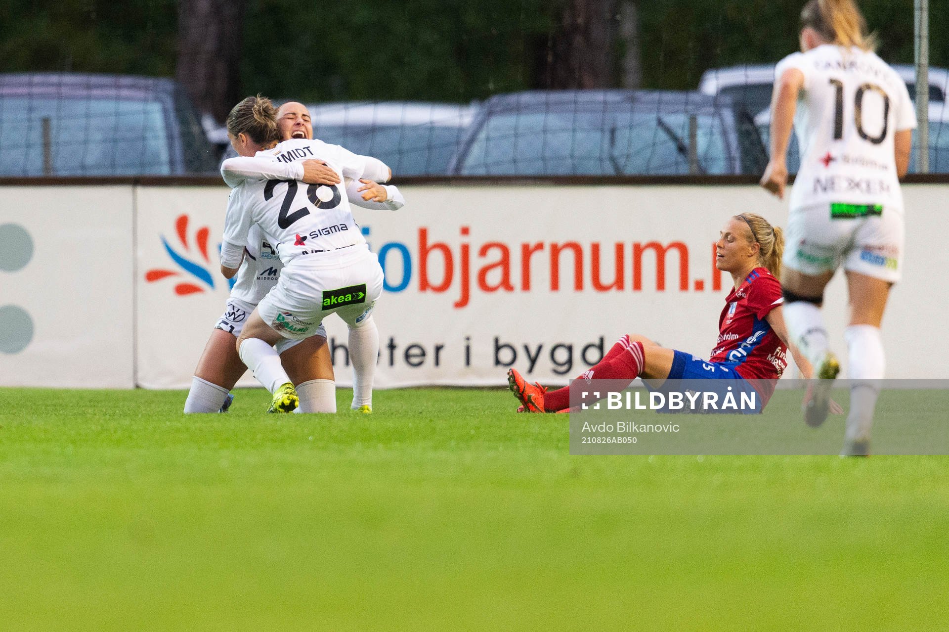 Rosengårds Sanne Troelsgaard och Bianca Schmidt jublar