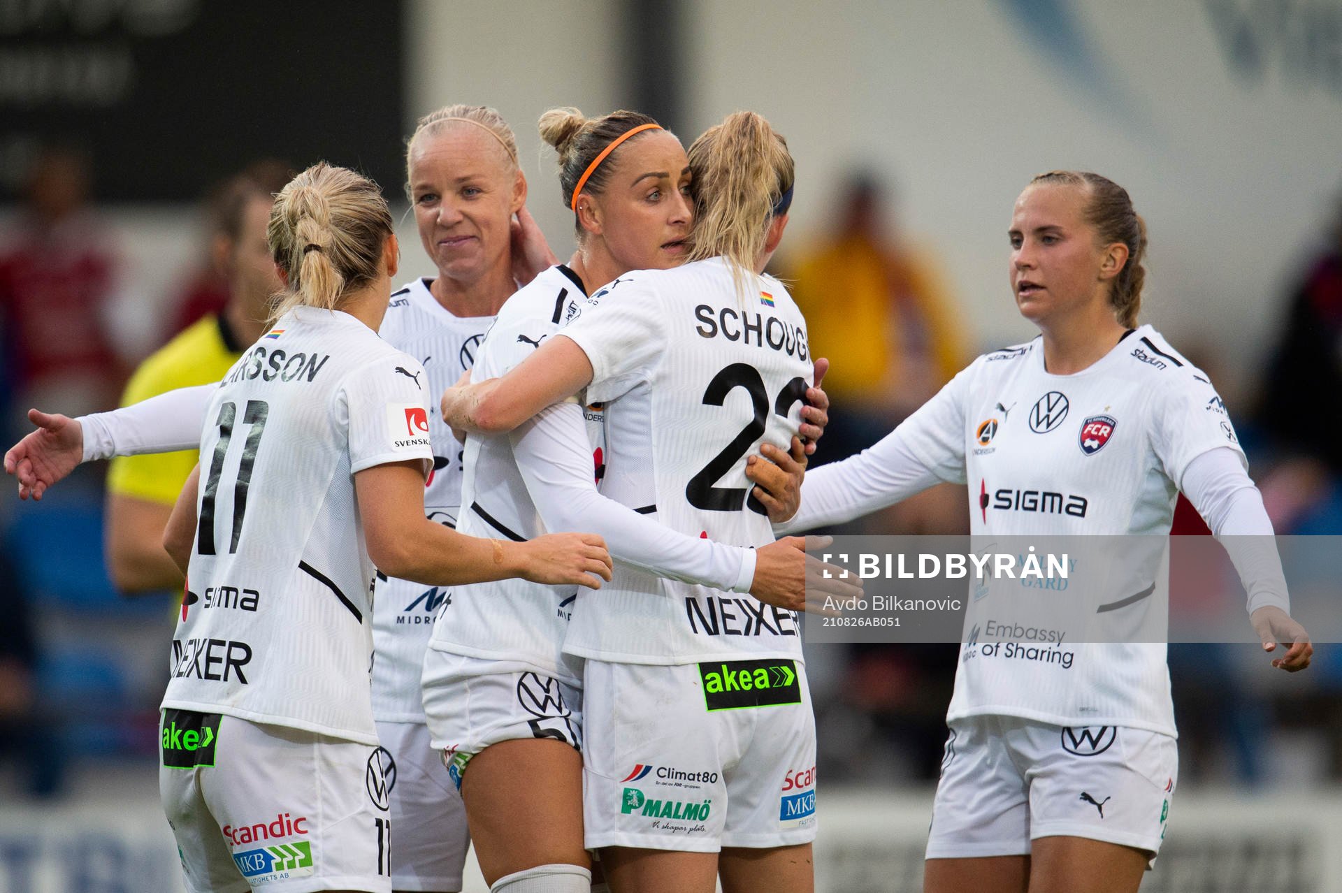 Rosengårds Sanne Troelsgaard och Olivia Schough jublar