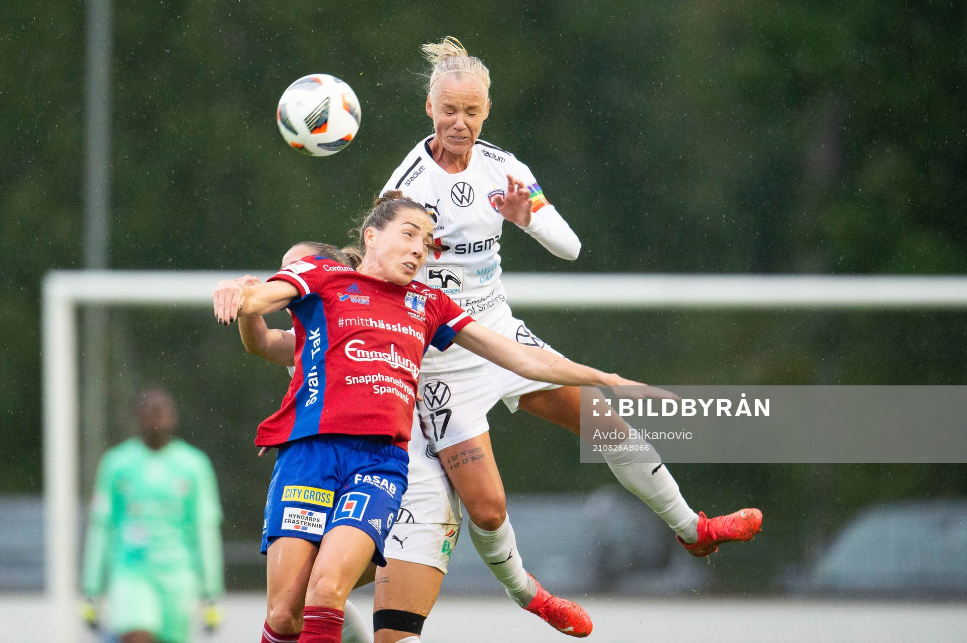 Rosengårds Caroline Seger och Vittsjös Clara Markstedt under fotbollsmatchen i Damallsvenskan mellan Vittsjö och FC Rosengård den 26 augusti 2021 i Vittsjö.