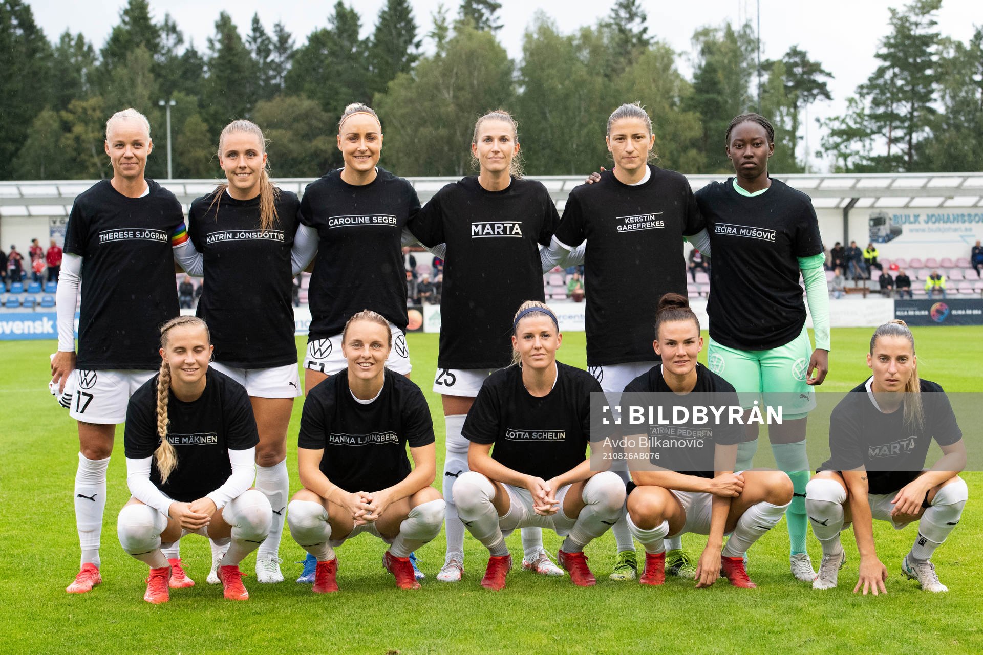 Rosengårds spelare ställer upp för en lagbild