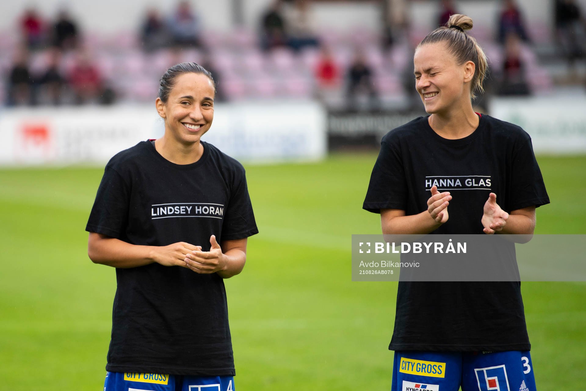 Vittsjös Briana Campos och Julia Tunturi inför fotbollsmatchen i Damallsvenskan mellan Vittsjö och FC Rosengård den 26 augusti 2021 i Vittsjö.