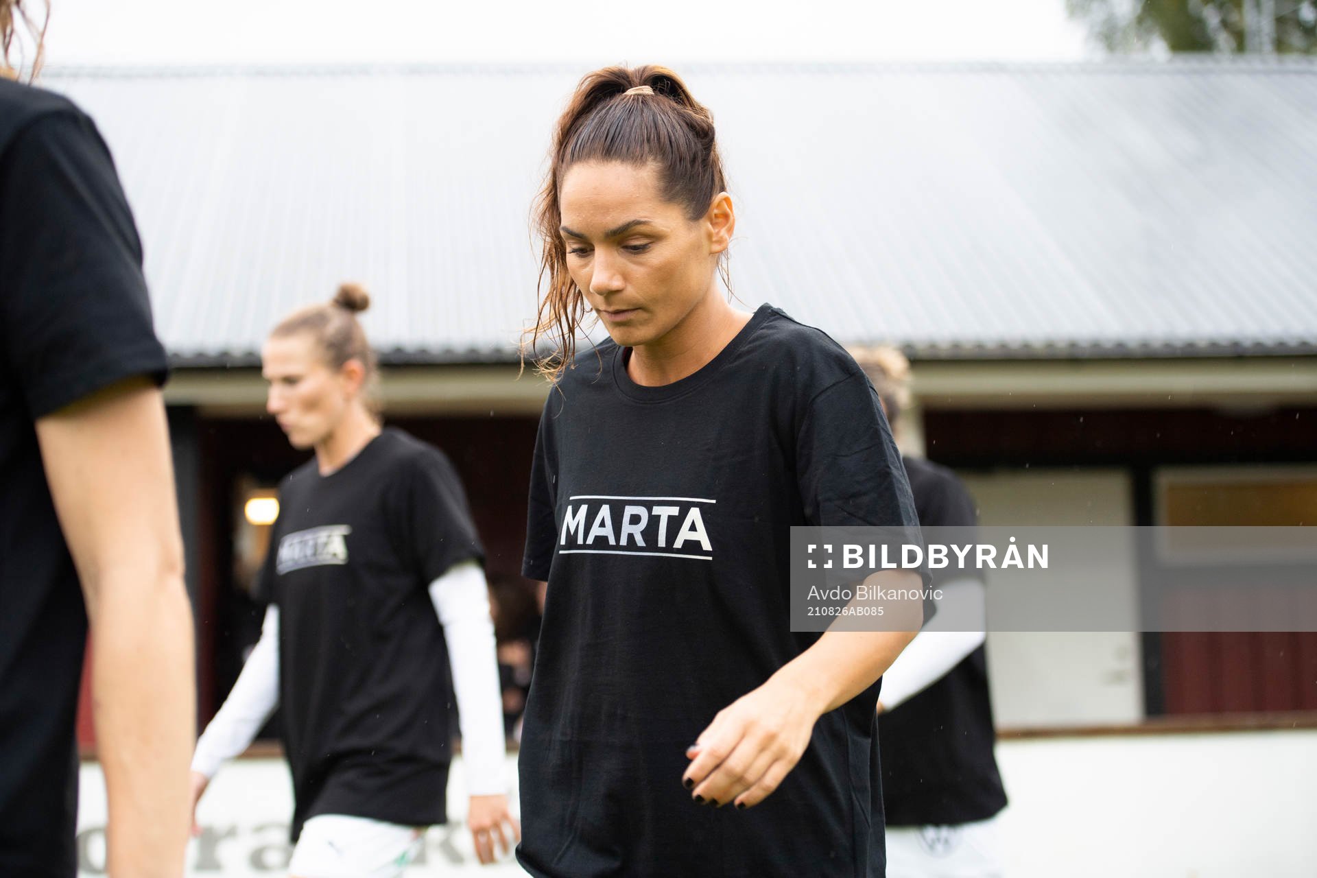 Vittsjös lisabet Klinga gör entré till fotbollsmatchen i