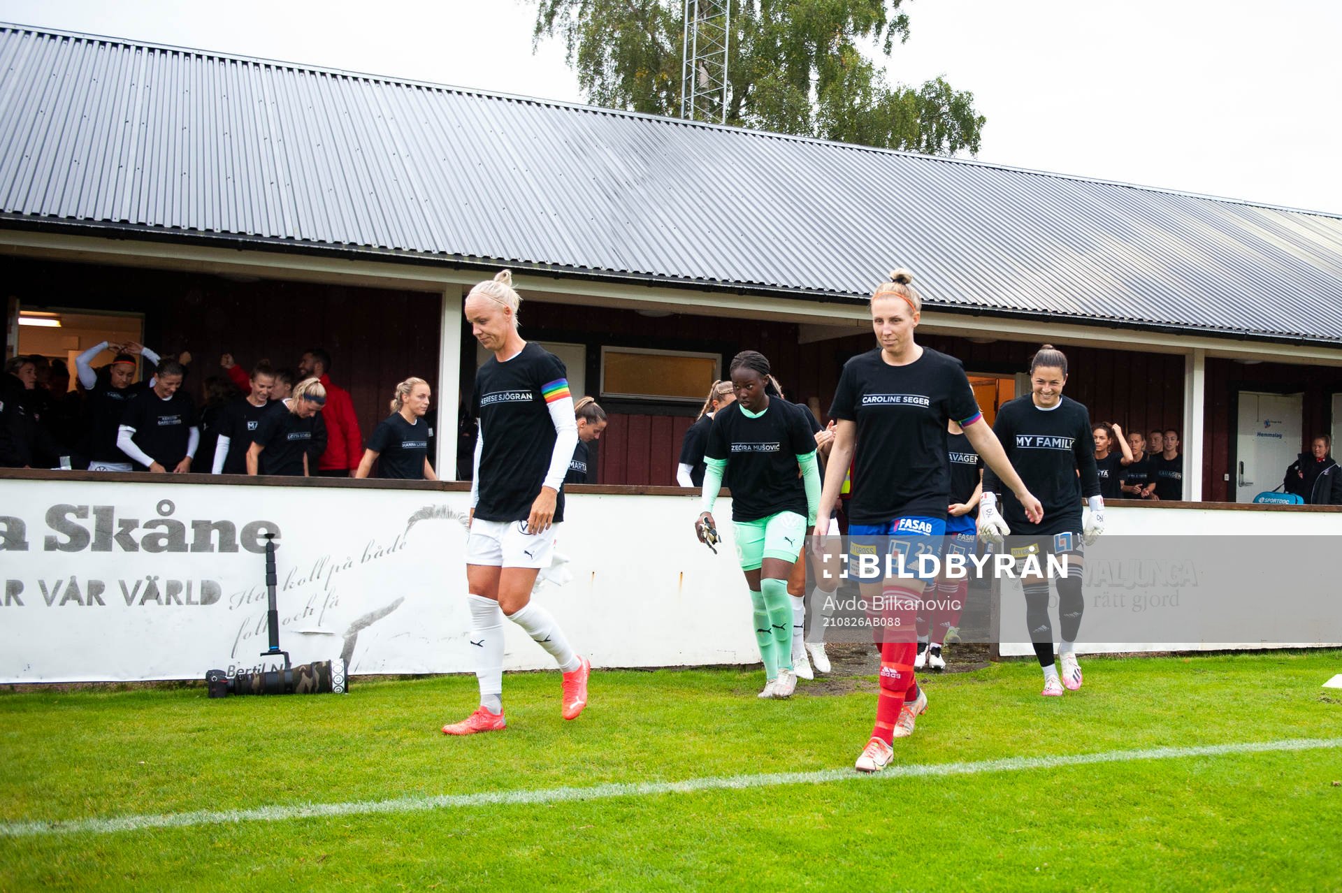 Spelare gör entré till fotbollsmatchen i Damallsvenskan
