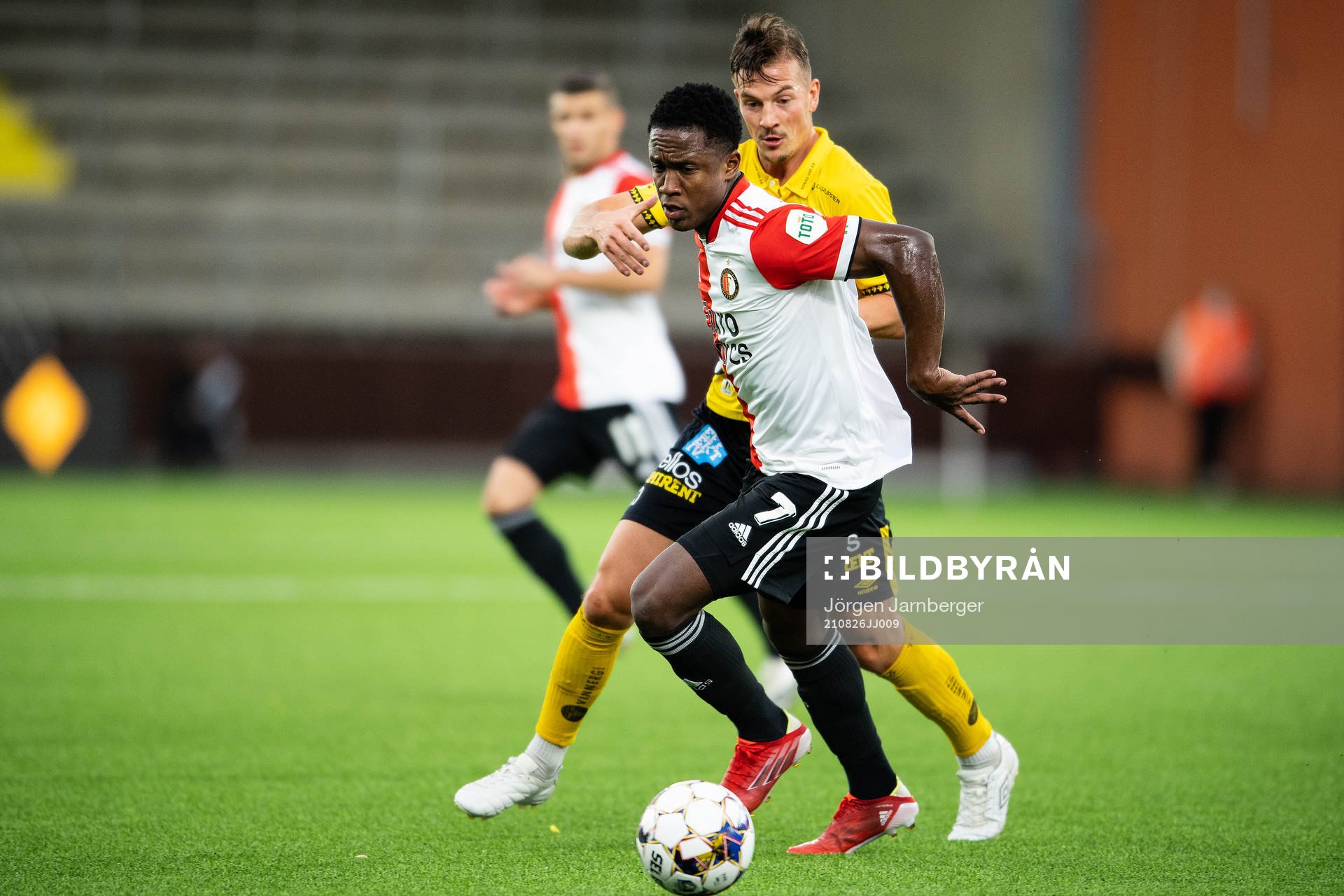 Luis Sinisterra of Feyenoord and Simon Olsson of Elfsborg