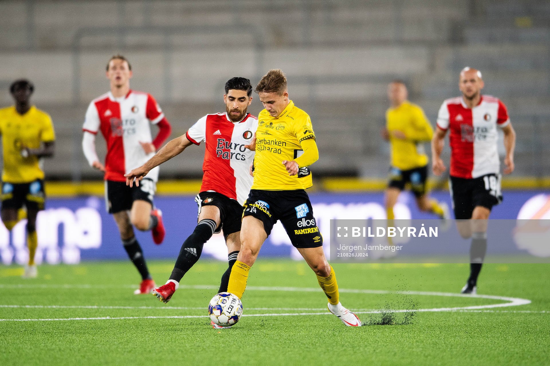 Jacob Ondrejka of Elfsborg and Alireza Jahanbakhsh of