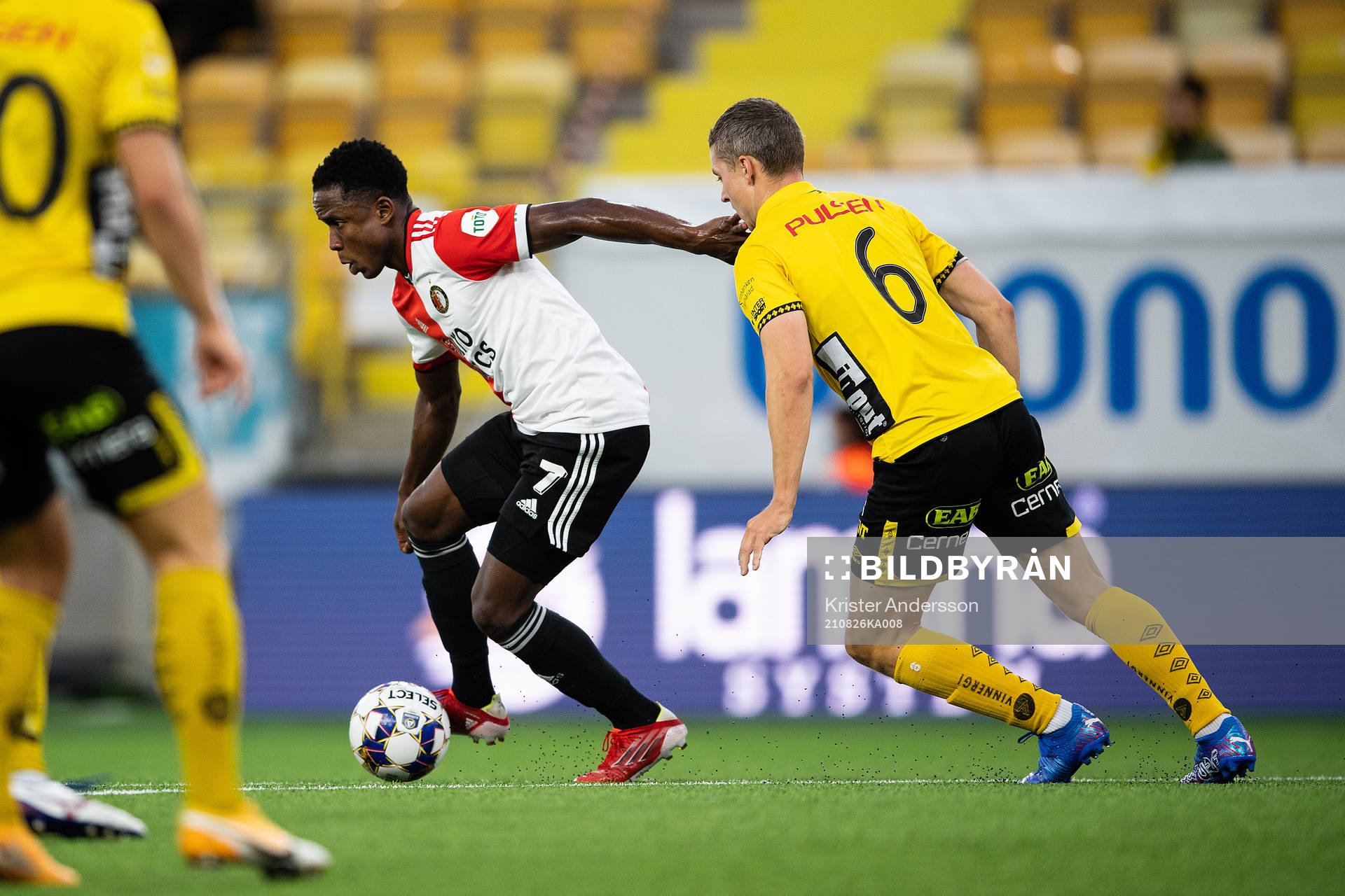 Luis Sinisterra of Feyenoord and André Rømer of Elfsborg