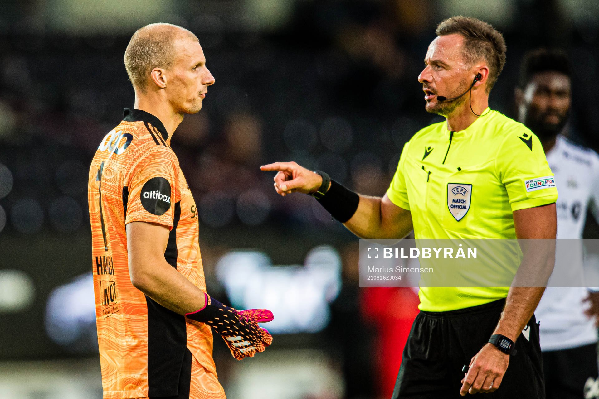 Andre Hansen of Rosenborg and Pawel Raczkowski, referee