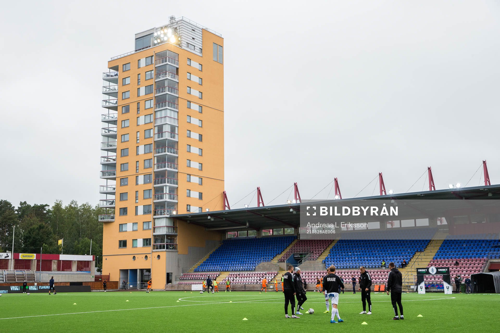 Spelarna värmer upp på Tunavallen