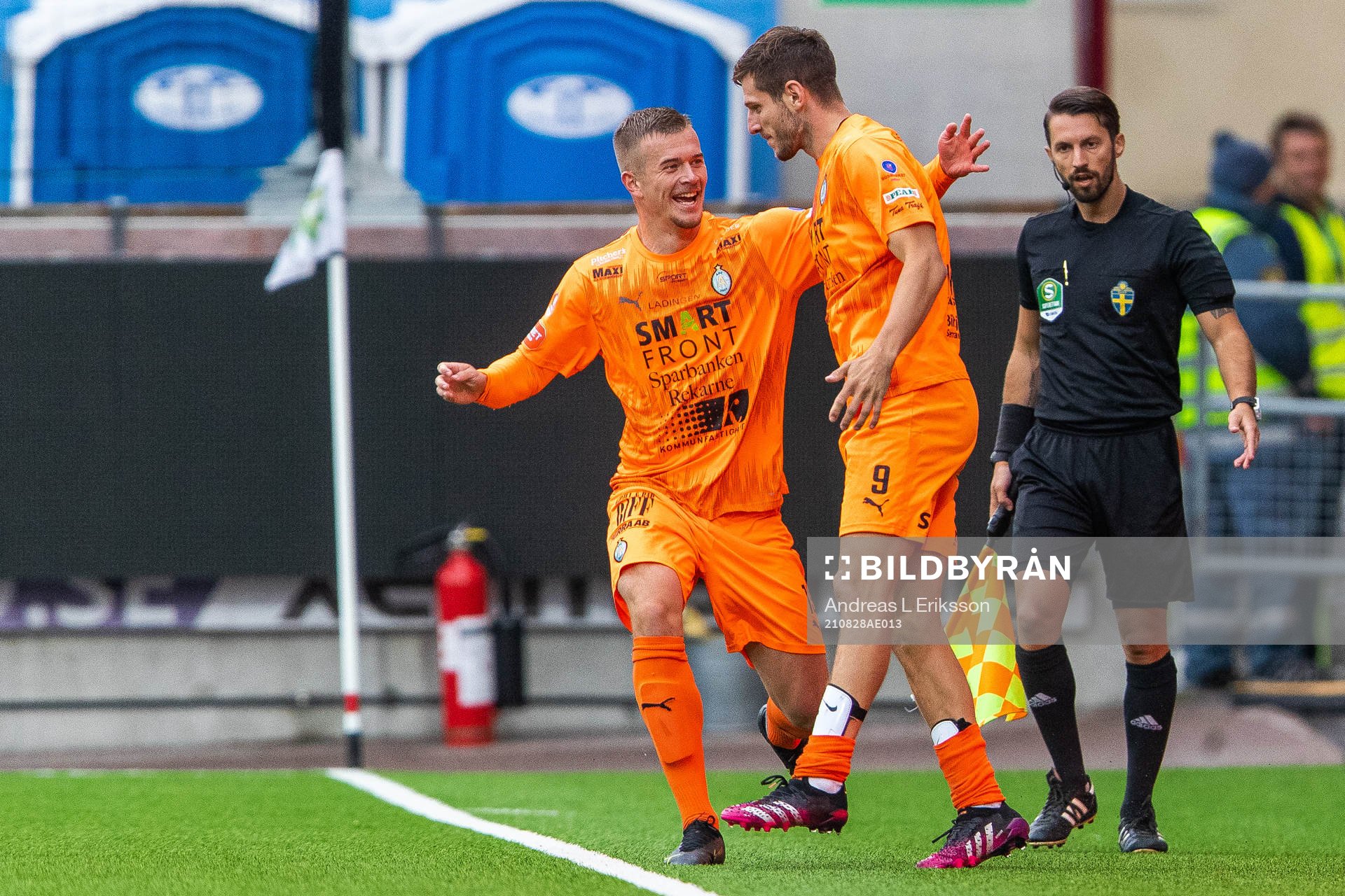 AFC Eskilstunas Ashley Mark Coffey jublar med Alexander Ahl Holmström efter att han gjort 1-0 under fotbollsmatchen i Superettan mellan AFC Eskilstuna och Brage den 28 augusti 2021 i Eskilstuna.