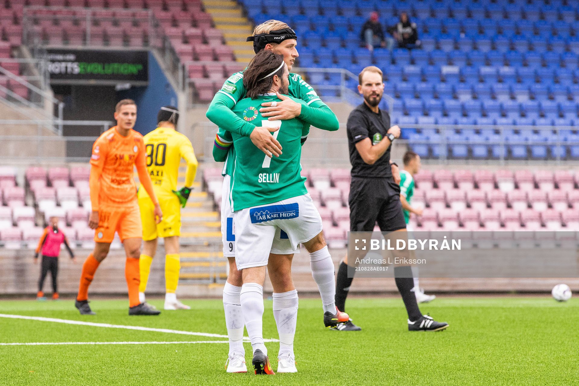 Brages Robbin Sellin jublar med Douglas Karlberg efter att han gjort 1-1 under fotbollsmatchen i Superettan mellan AFC Eskilstuna och Brage den 28 augusti 2021 i Eskilstuna.
