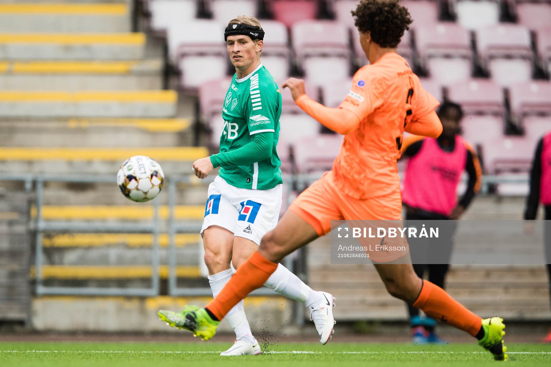 Brages Douglas Karlberg och AFC Eskilstunas Robin Tihi