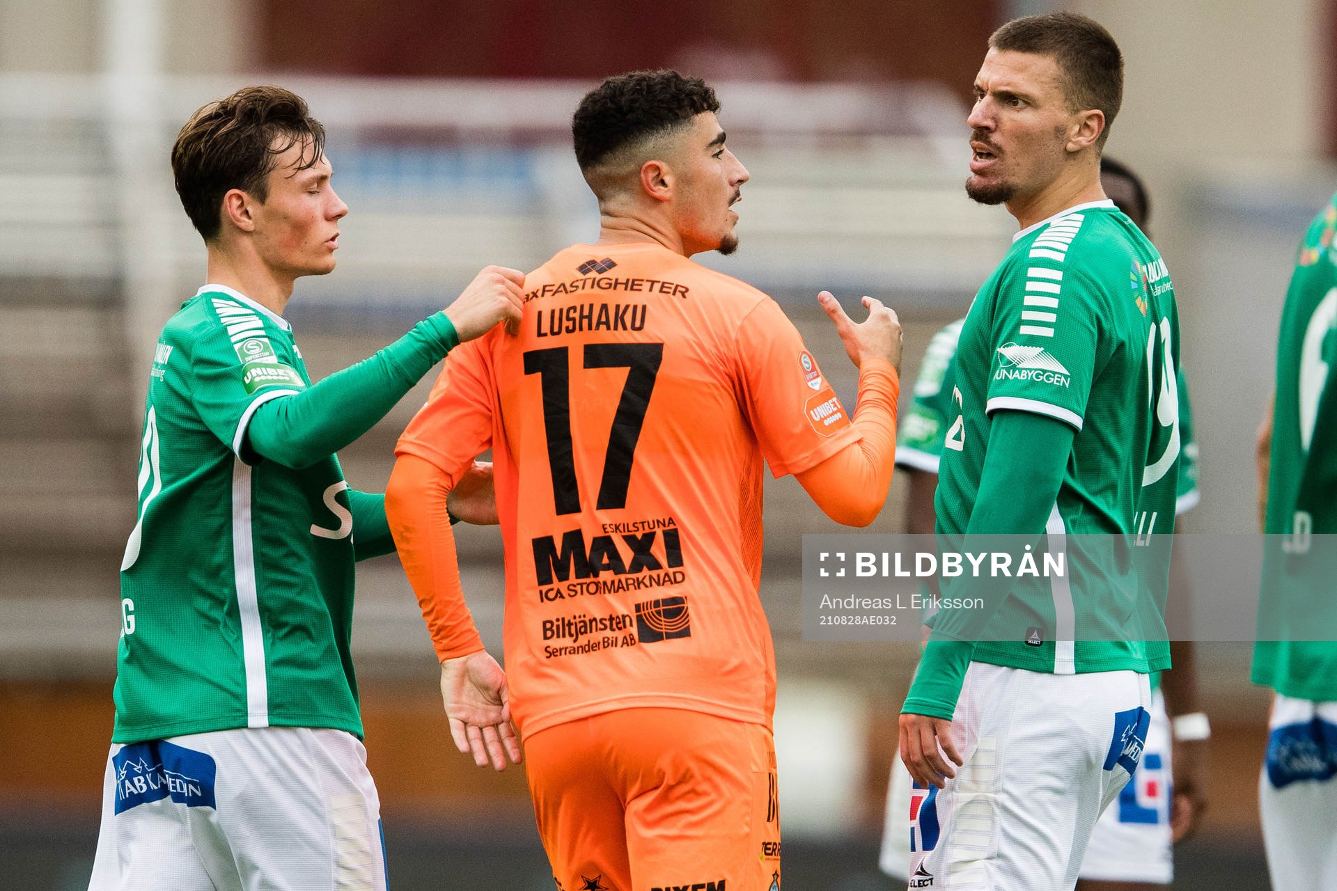Brages Filip Sjöberg och Shkodran Maholli talar med AFC