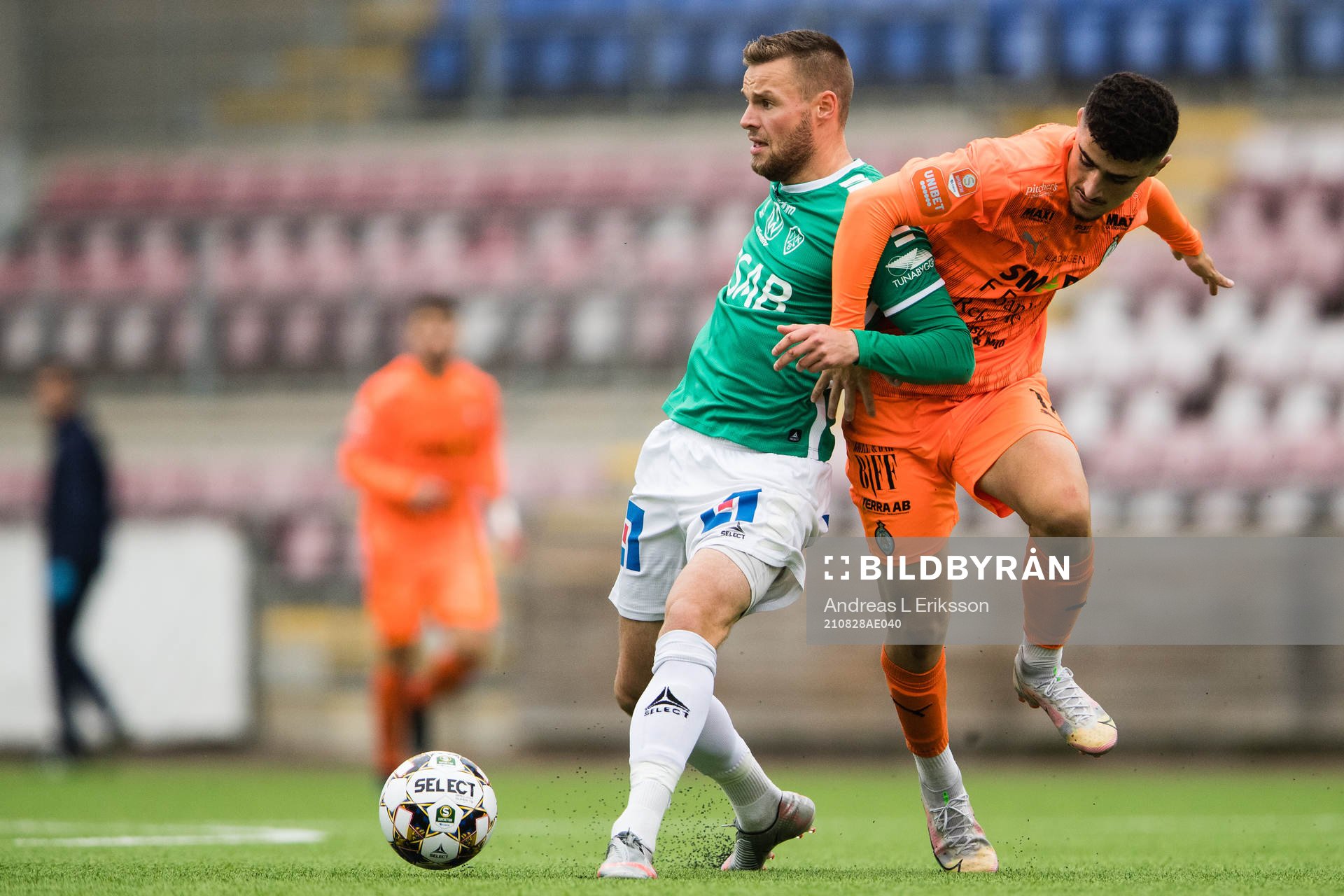 Brages Niklas Söderberg och AFC Eskilstunas Ismet Lushaku i kamp om bollen under fotbollsmatchen i Superettan mellan AFC Eskilstuna och Brage den 28 augusti 2021 i Eskilstuna.