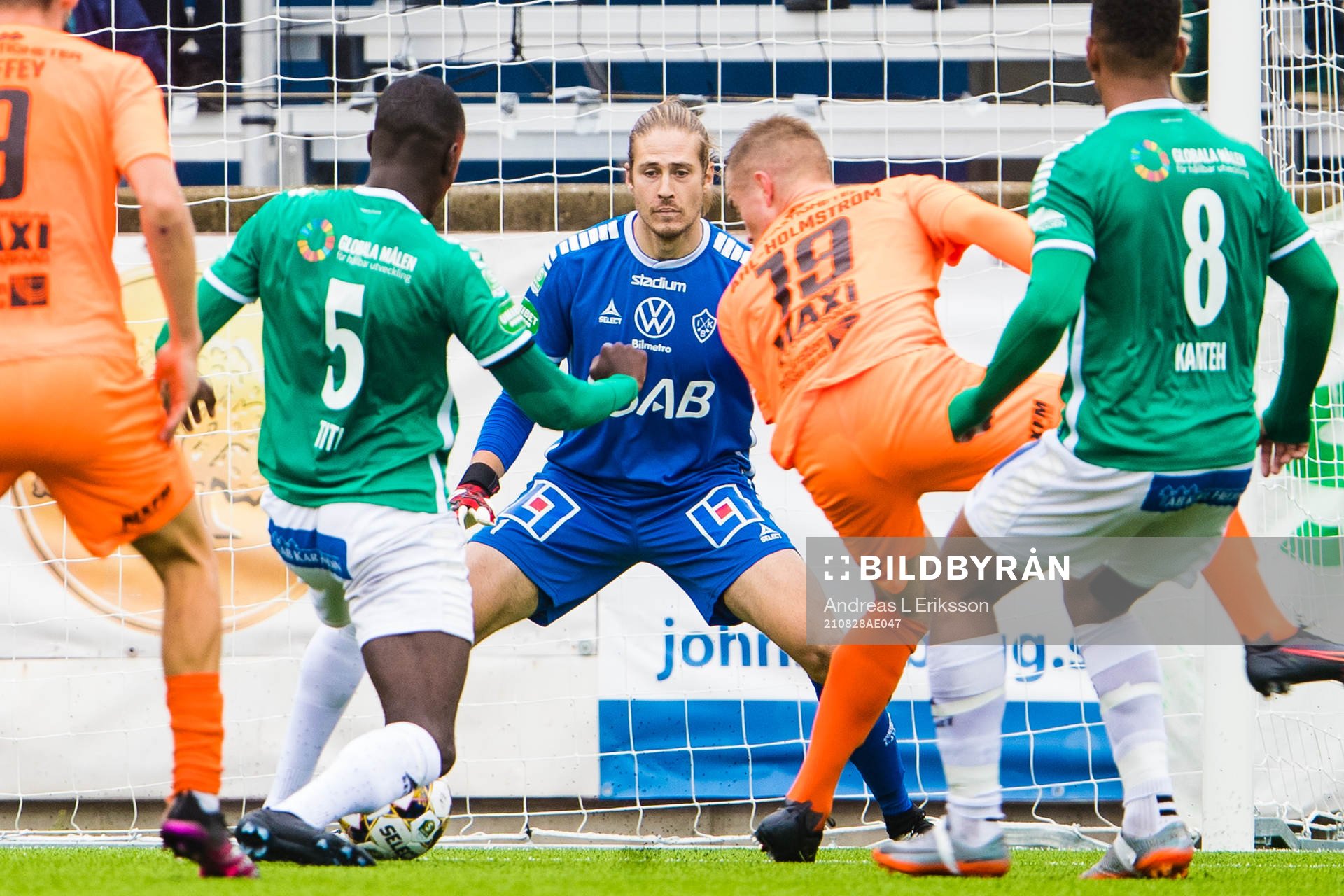 Brages målvakt Adrian Engdahl med blicken på bollen