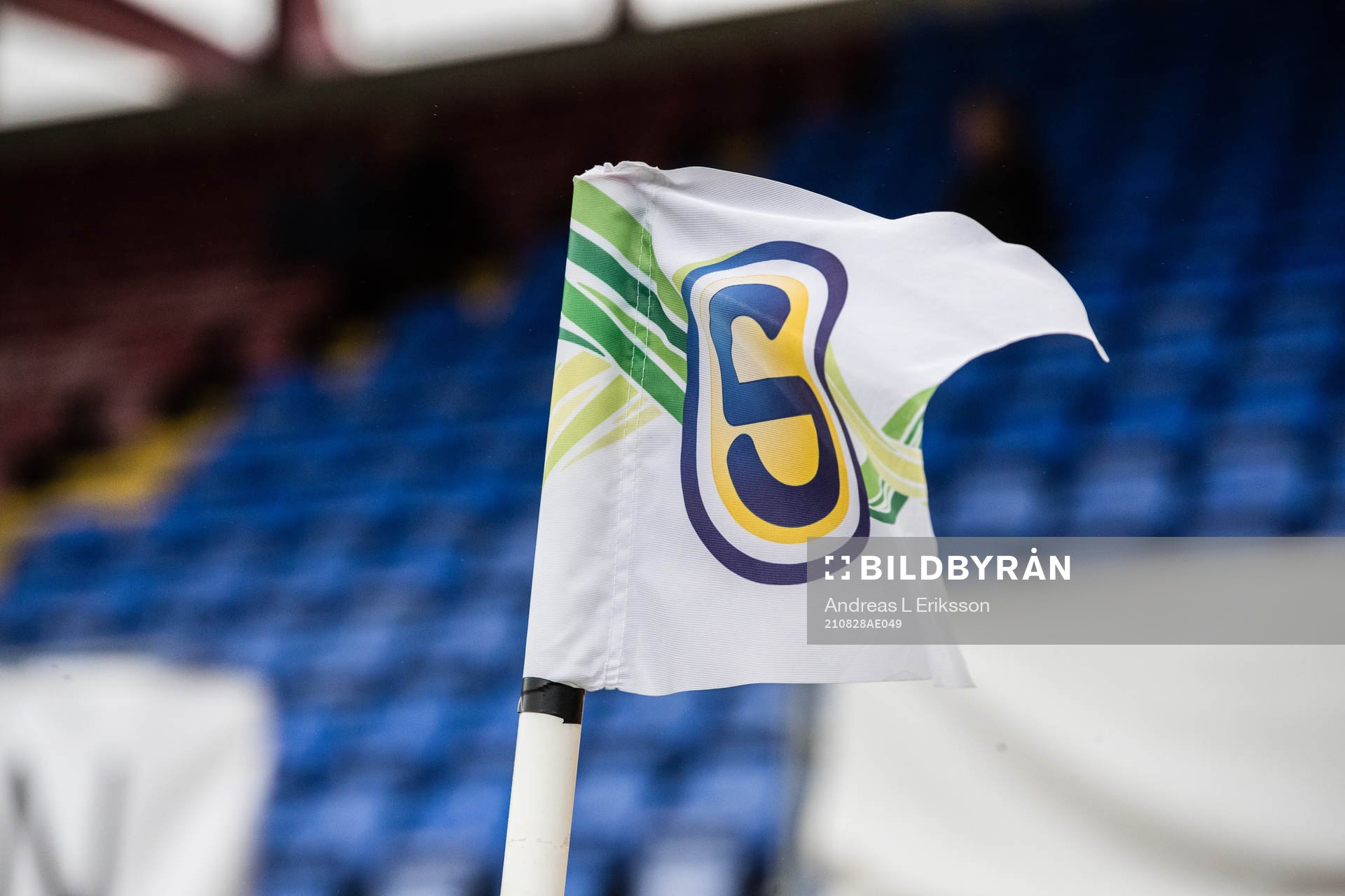 En hörnflagga med Supertettans logotyp