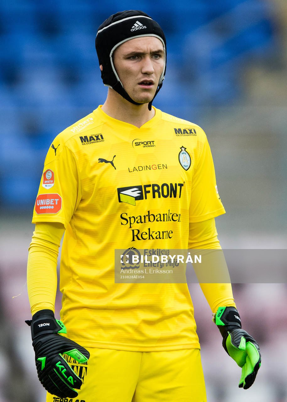 AFC Eskilstunas målvakt Noel Törnqvist under fotbollsmatchen i Superettan mellan AFC Eskilstuna och Brage den 28 augusti 2021 i Eskilstuna.