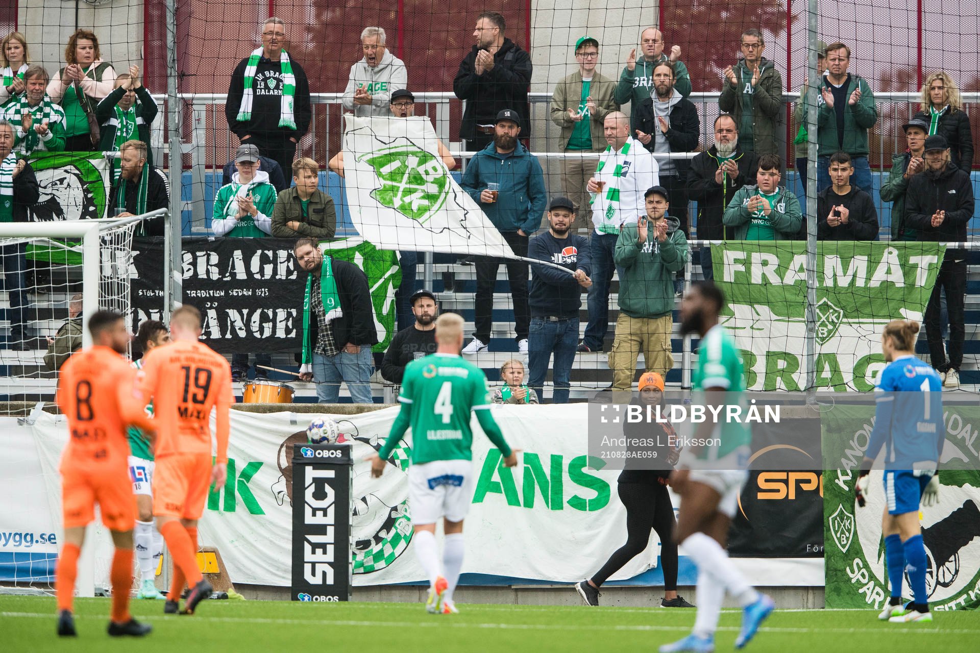 Supportrar till Brage följer spelet