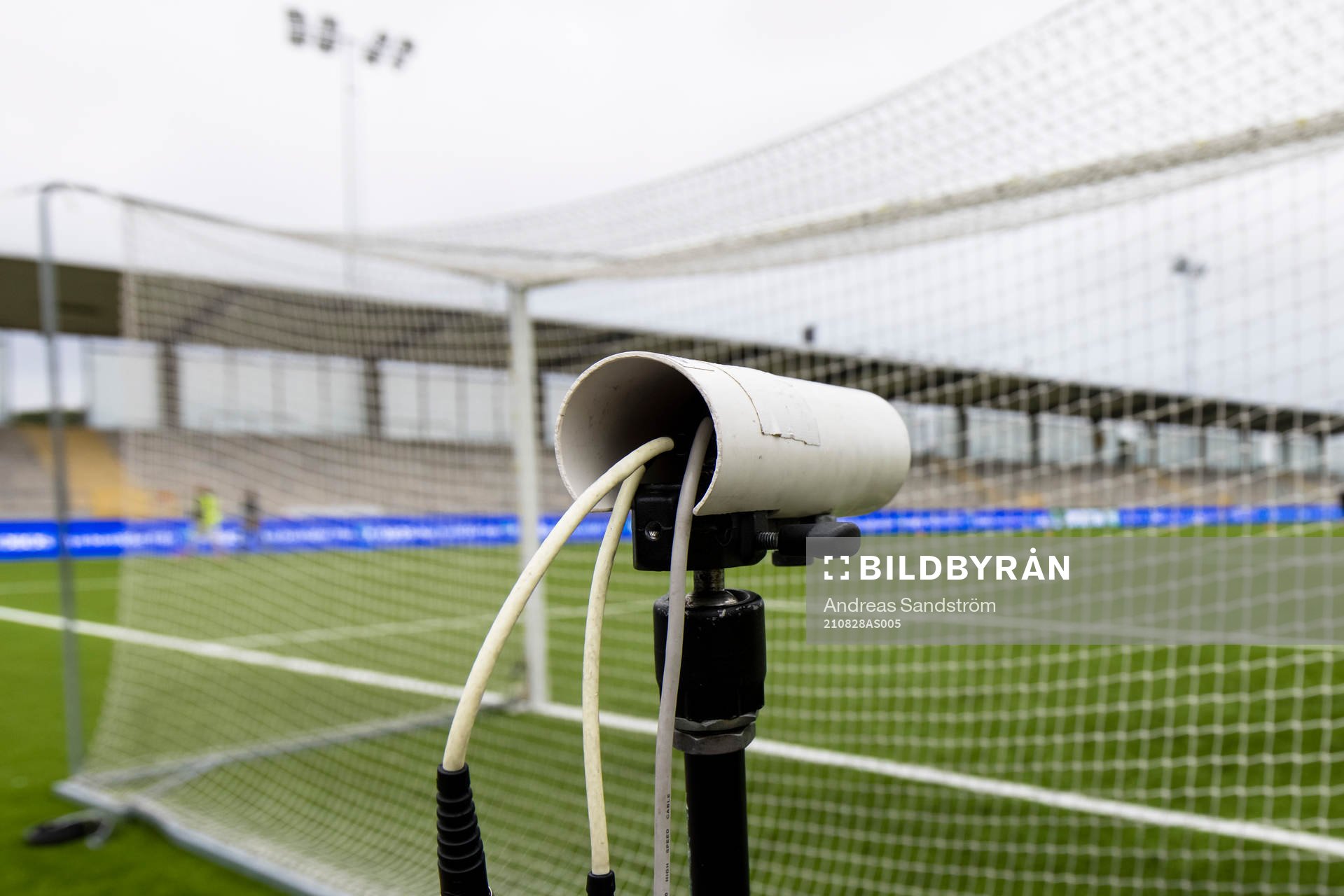 En kamera bakom ett fotbollsmål