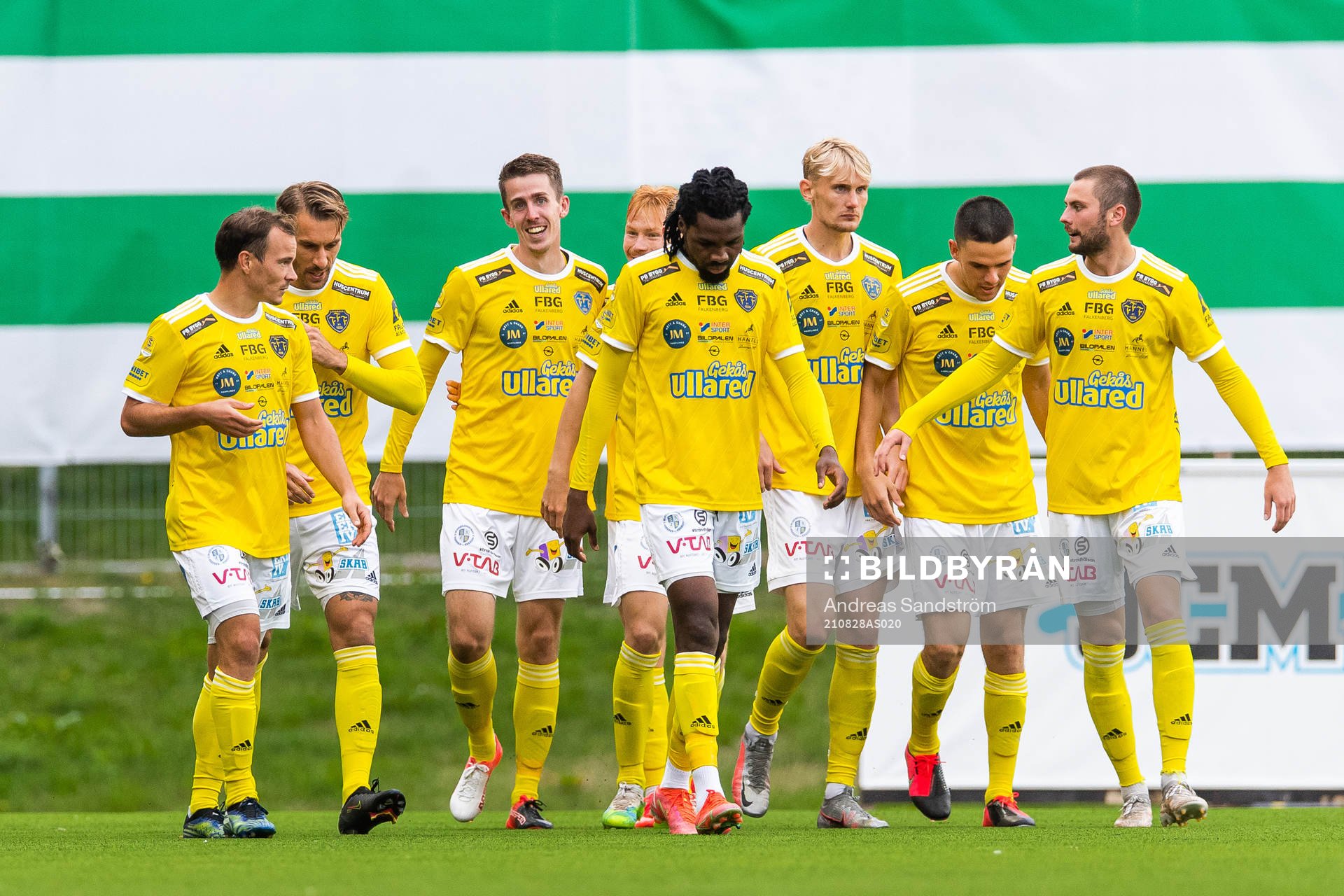 Falkenbergs Adam Eriksson jublar med lagkamrater