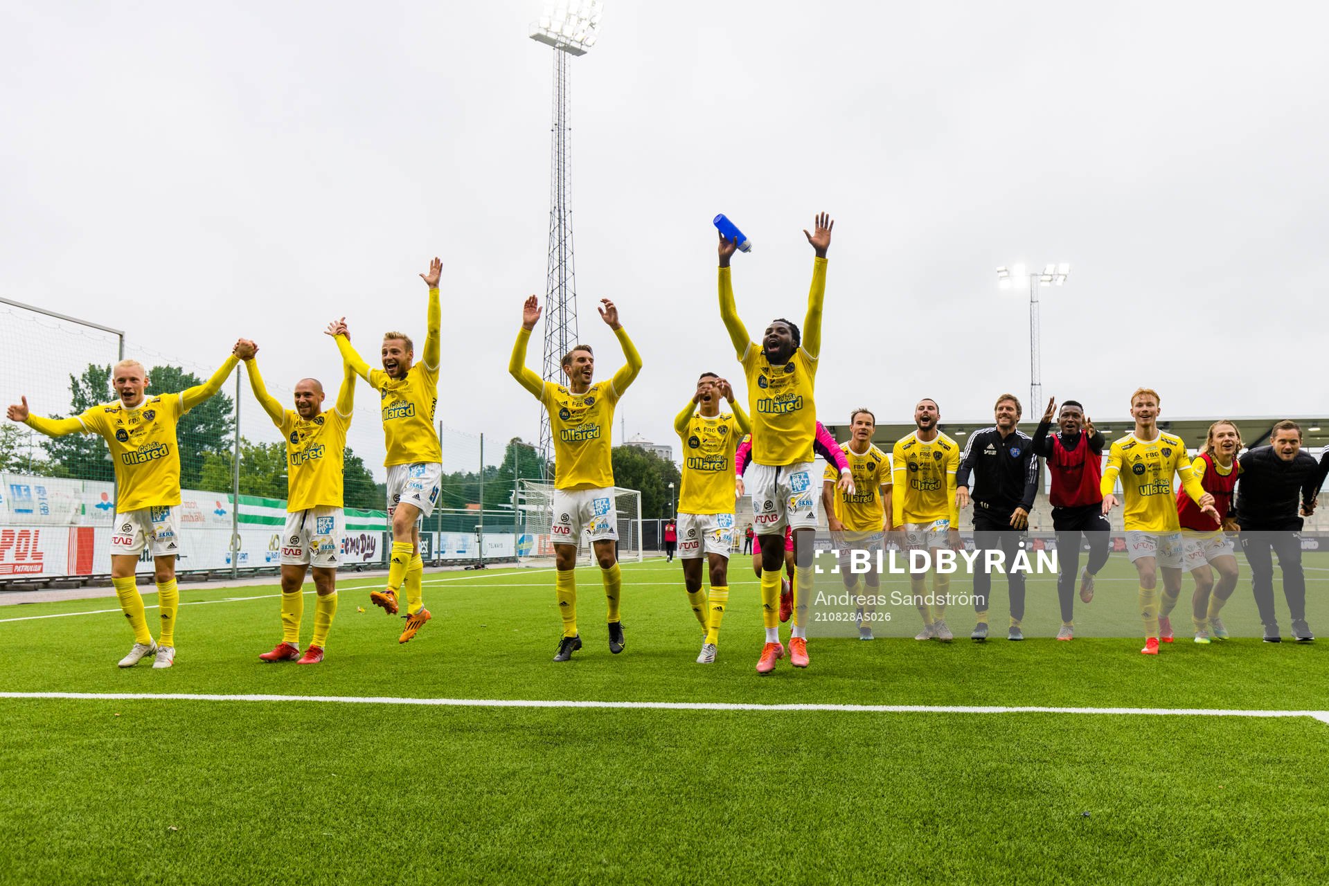 Falkenbergs spelare med tvåmålsskytten Kwame Kizito (m) firar efter fotbollsmatchen i Superettan mellan Västerås och Falkenberg den 28 augusti 2021 i Västerås.