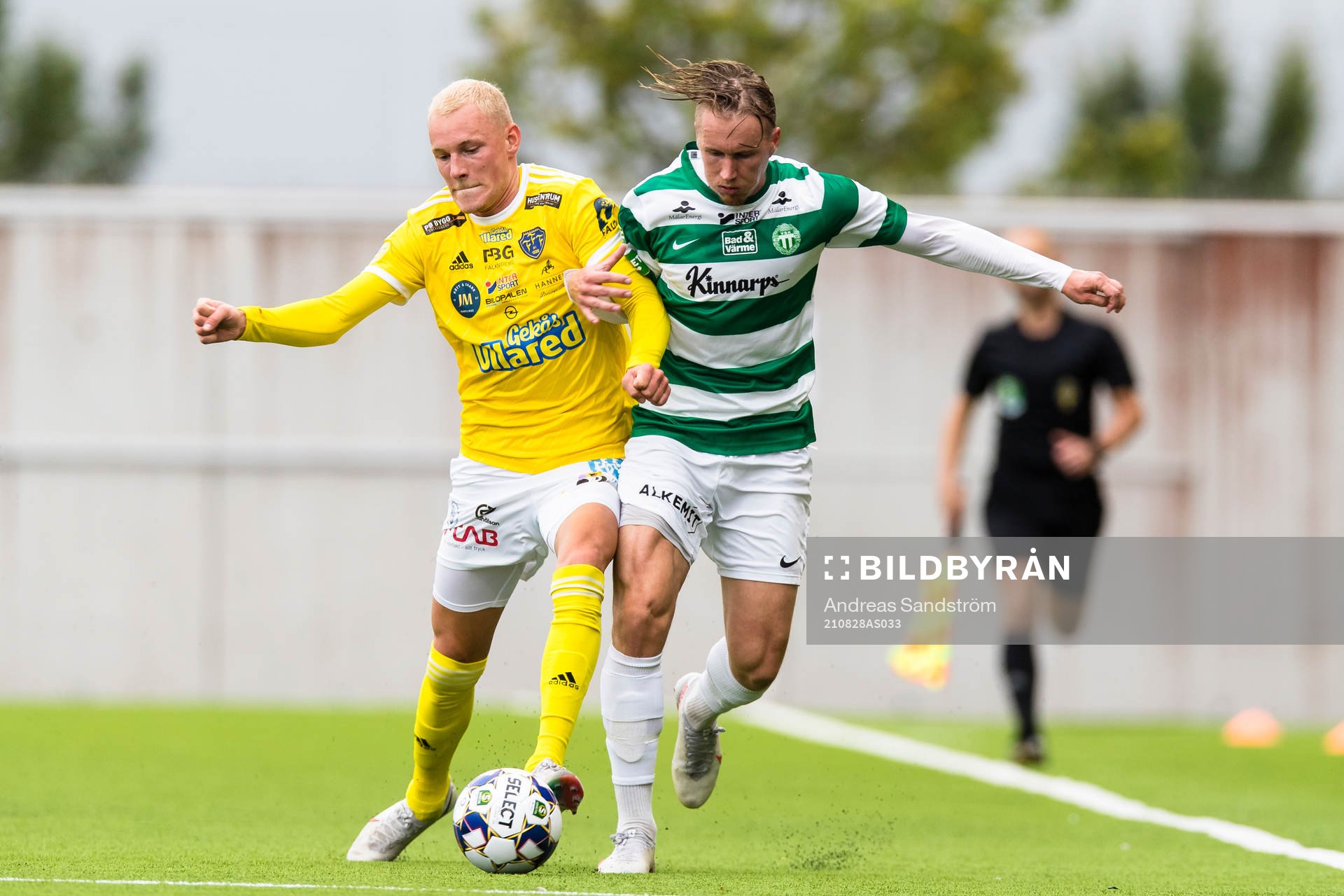 Falkenbergs Adam Bergmark Wiberg i kamp om bollen med