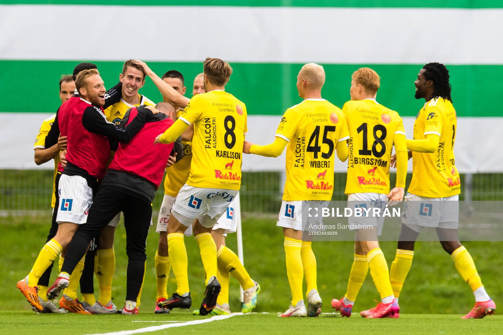 Falkenbergs Adam Eriksson gör 0-2 och jublar med lagkamrater under fotbollsmatchen i Superettan mellan Västerås och Falkenberg den 28 augusti 2021 i Västerås. 