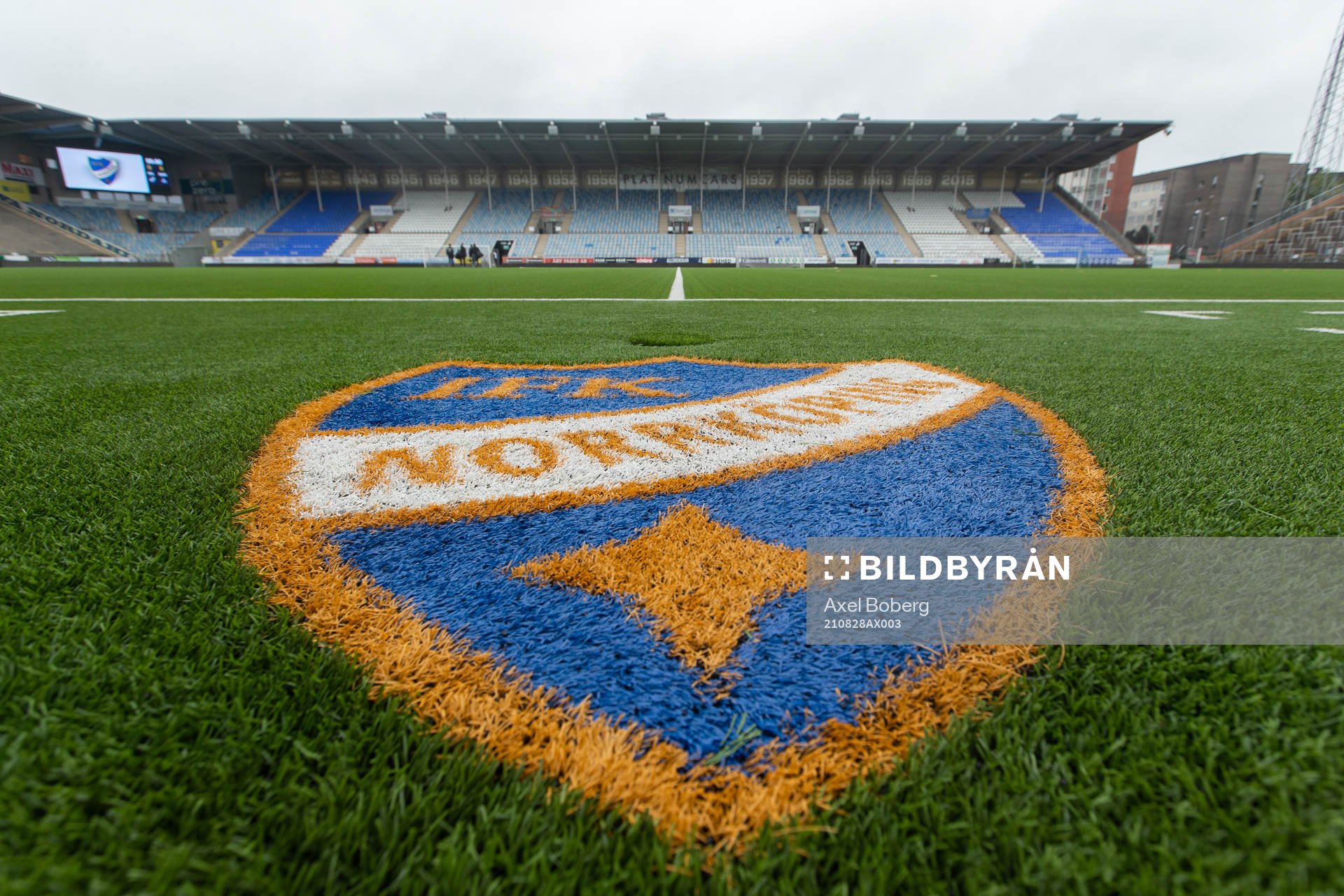 IFK Norrköpings logotyp i gräset