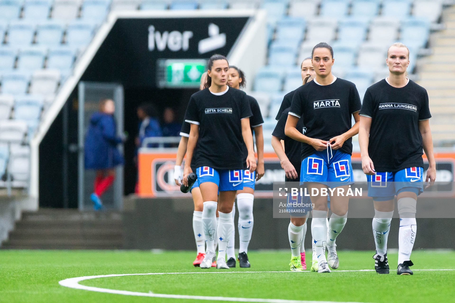 Spelare ur Norrköping går inpå planen