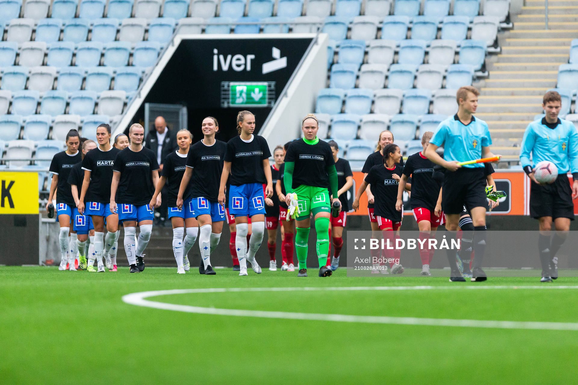 Spelare ur Norrköping går inpå planen