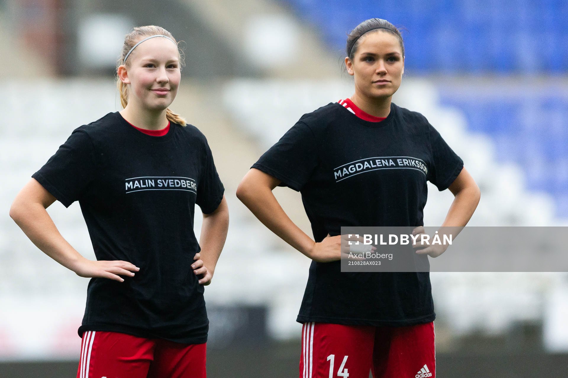 Älvsjös Moa Ekmyr Garpenbeck och Amanda Frank inför fotbollsmatchen i Elitettan mellan IFK Norrköping och Älvsjö den 28 augusti 2021 i Norrköping.