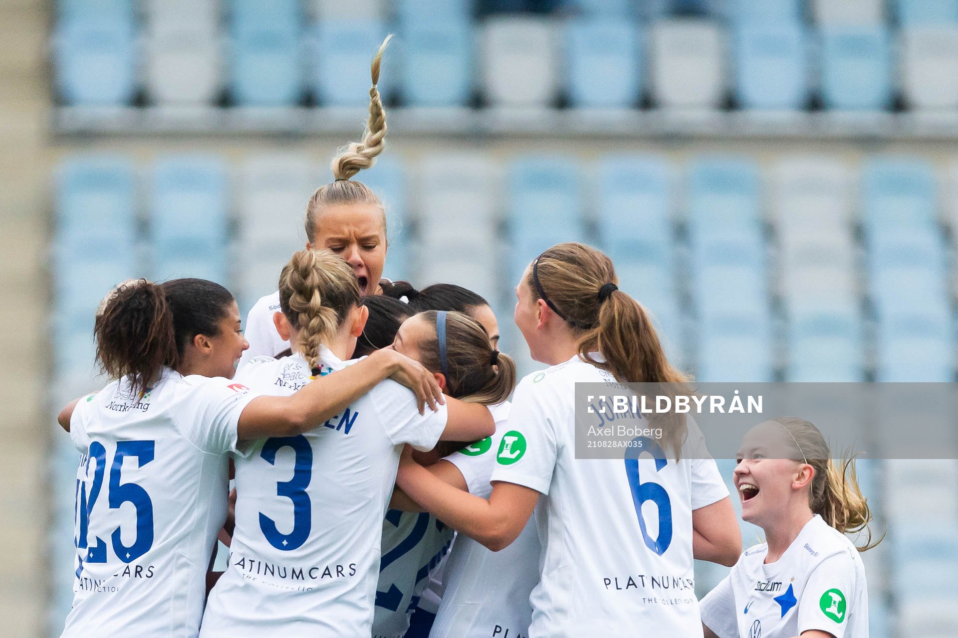 Spelare ur Norrköping jublar