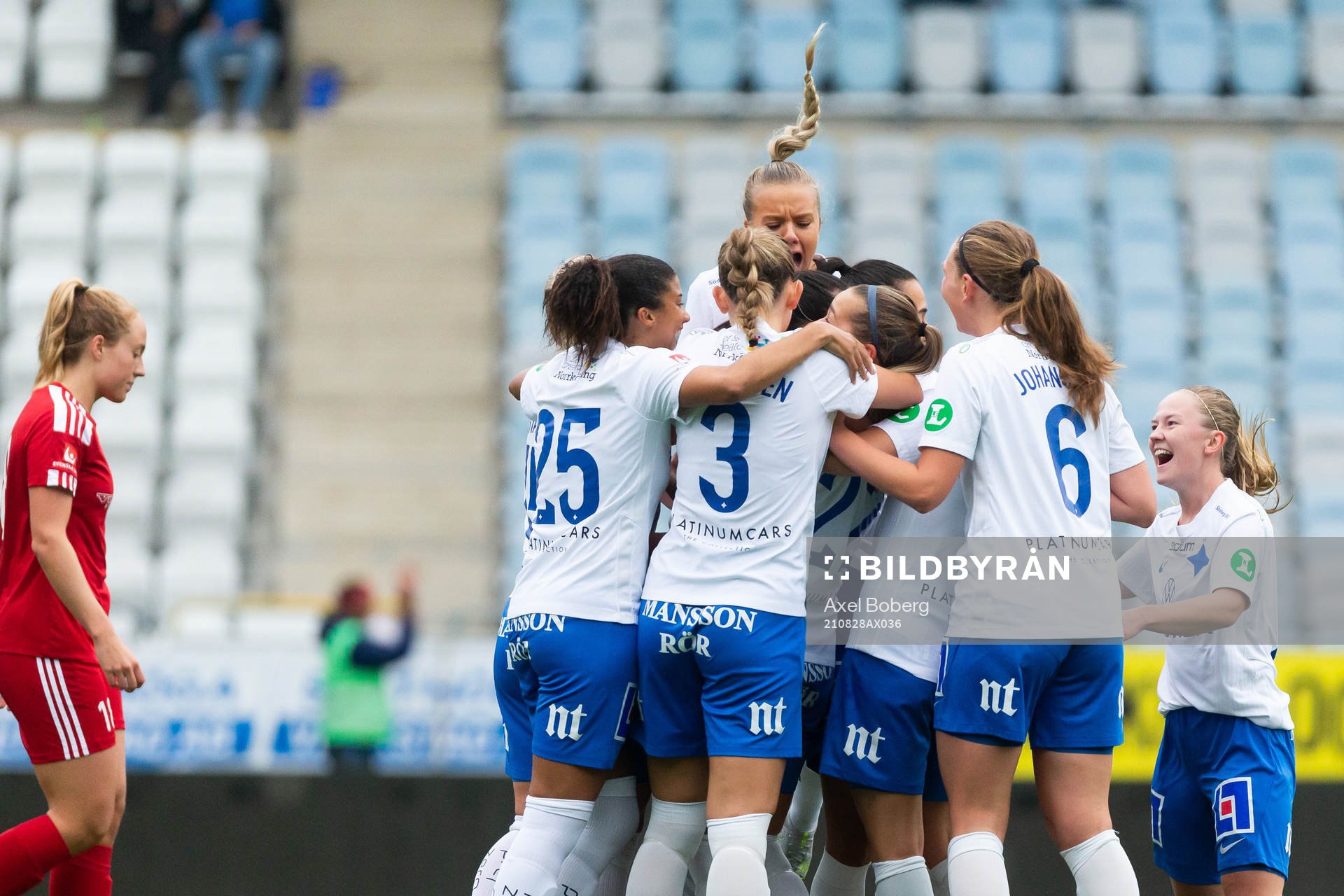 Spelare ur Norrköping jublar