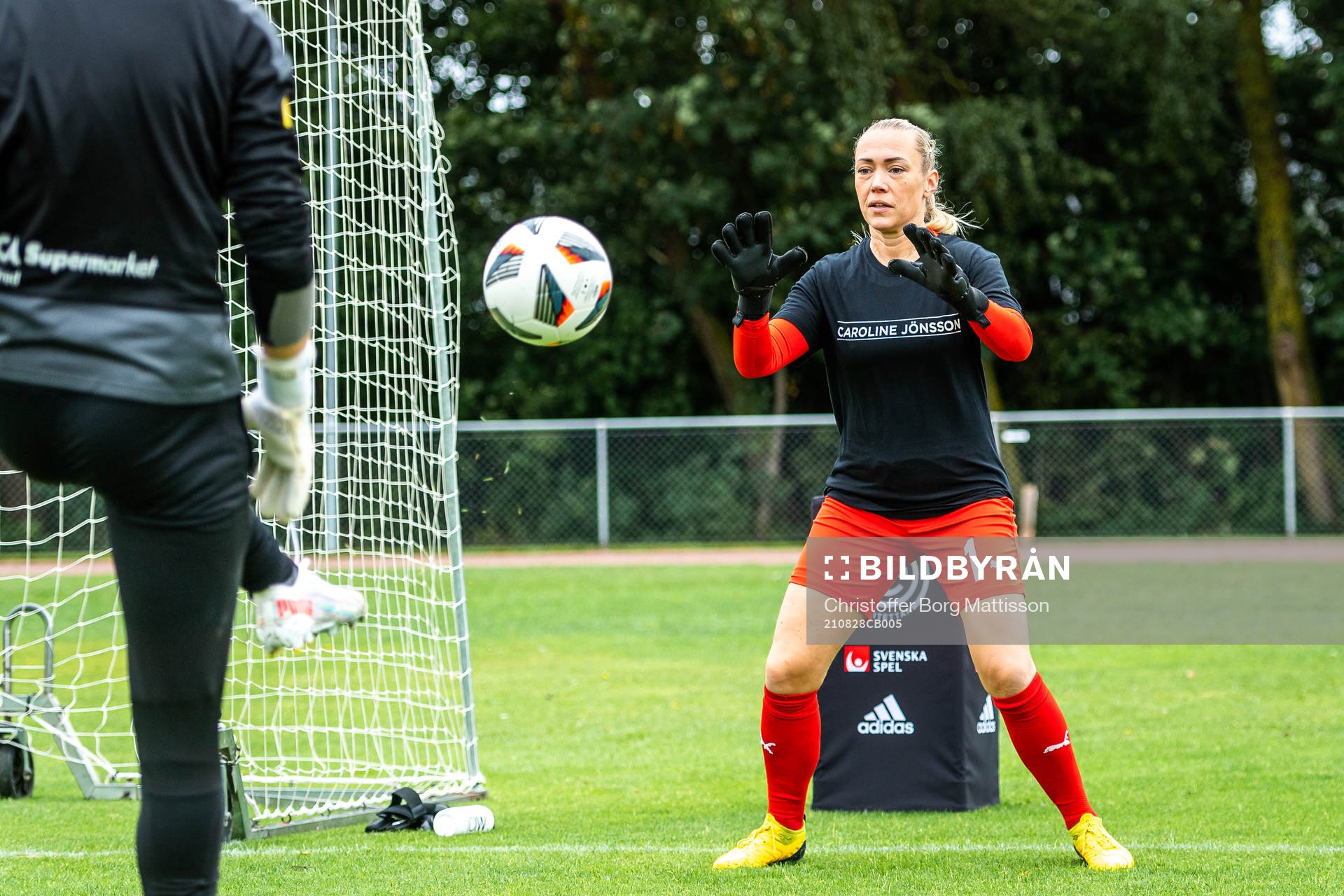 Borgebys målvakt Josefin Månsson värmer upp
