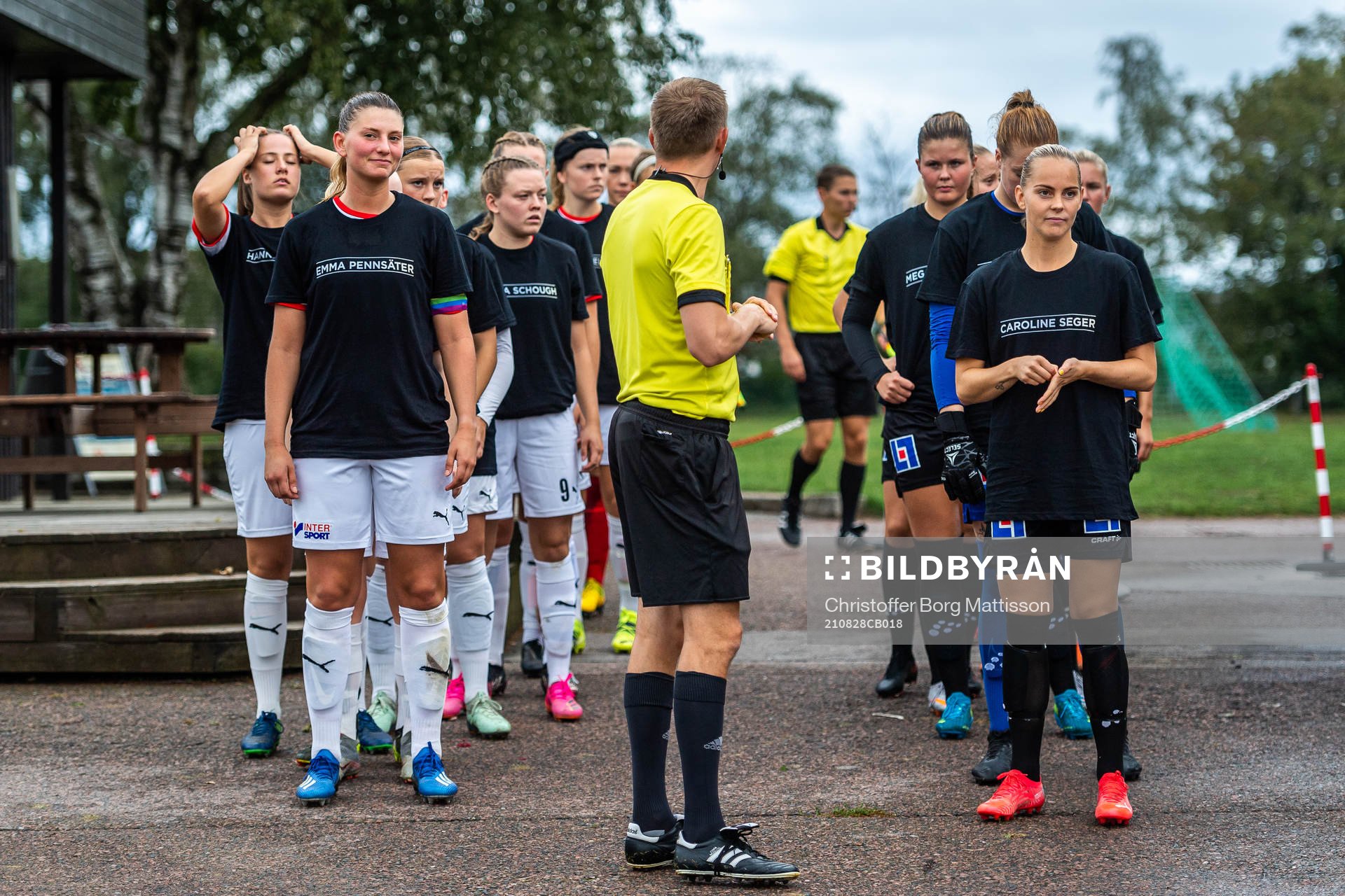 Borgebys Saga Ollerstam och Uppsalas Agnes Nyberg tillsammans med lagkamrater inför fotbollsmatchen i Elitettan mellan Borgeby och Uppsala den 28 augusti 2021 i Borgeby.