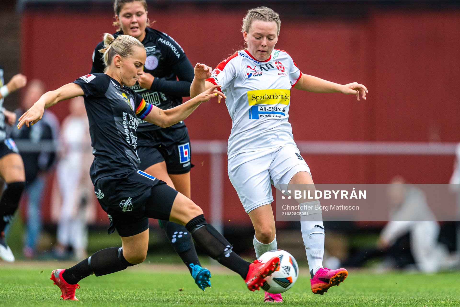 Uppsalas Agnes Nyberg mot Borgebys Nova Karlsson under fotbollsmatchen i Elitettan mellan Borgeby och Uppsala den 28 augusti 2021 i Borgeby.