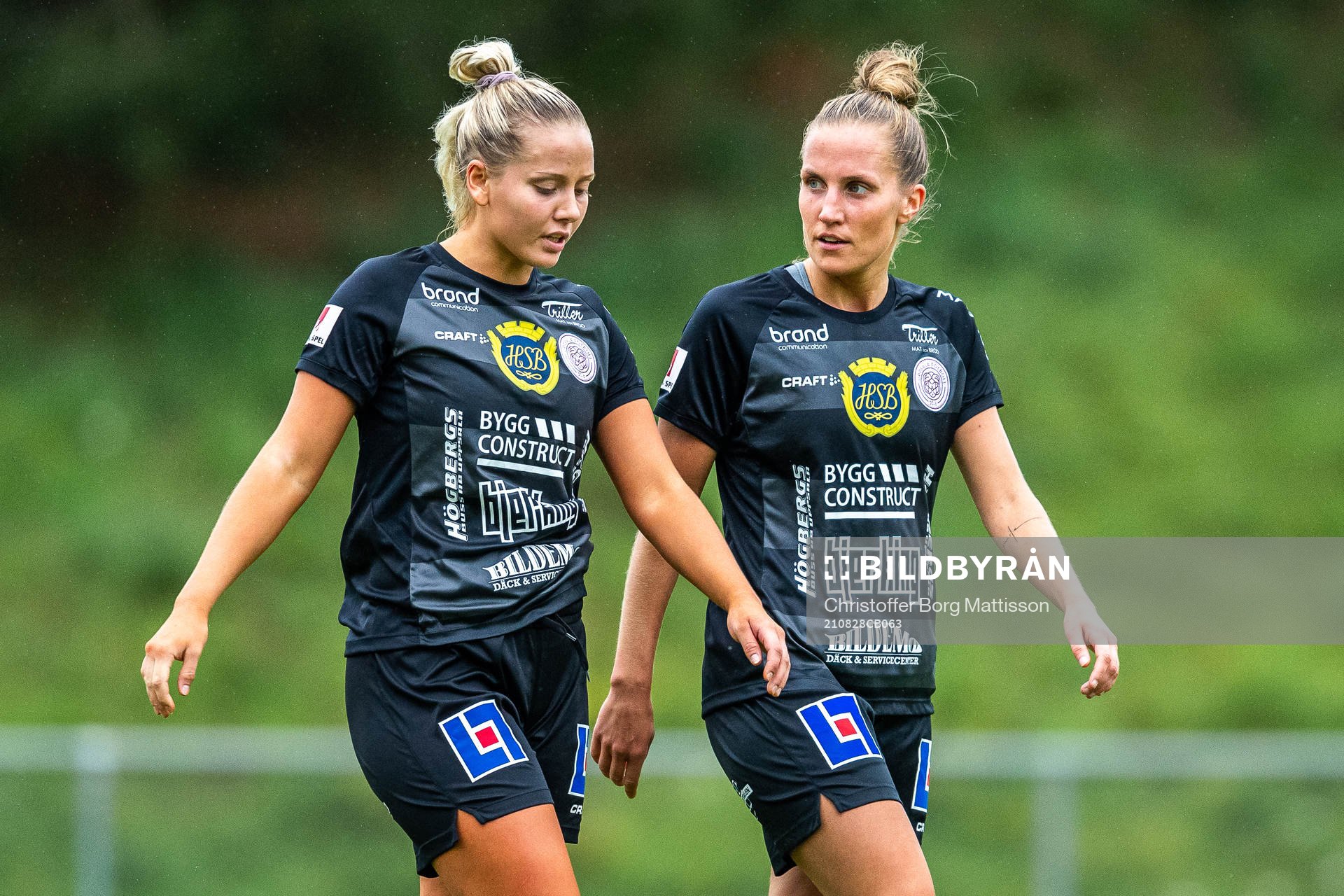 Uppsalas Moa Öhman och Hanna Persson under fotbollsmatchen i Elitettan mellan Borgeby och Uppsala den 28 augusti 2021 i Borgeby. 