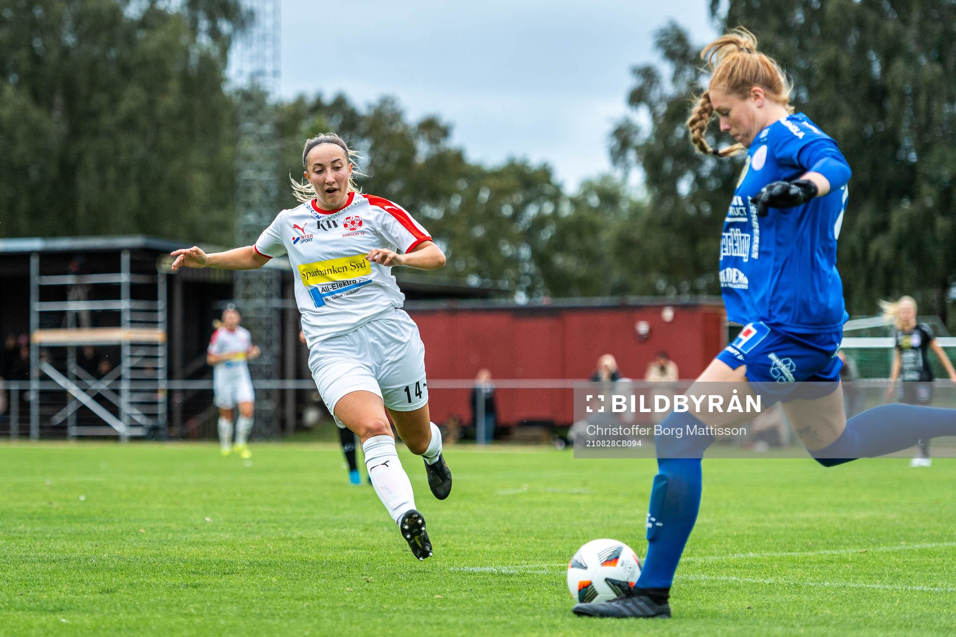 Borgebys Tilde Olsson och Uppsalas målvakt Sandra Jakobsen