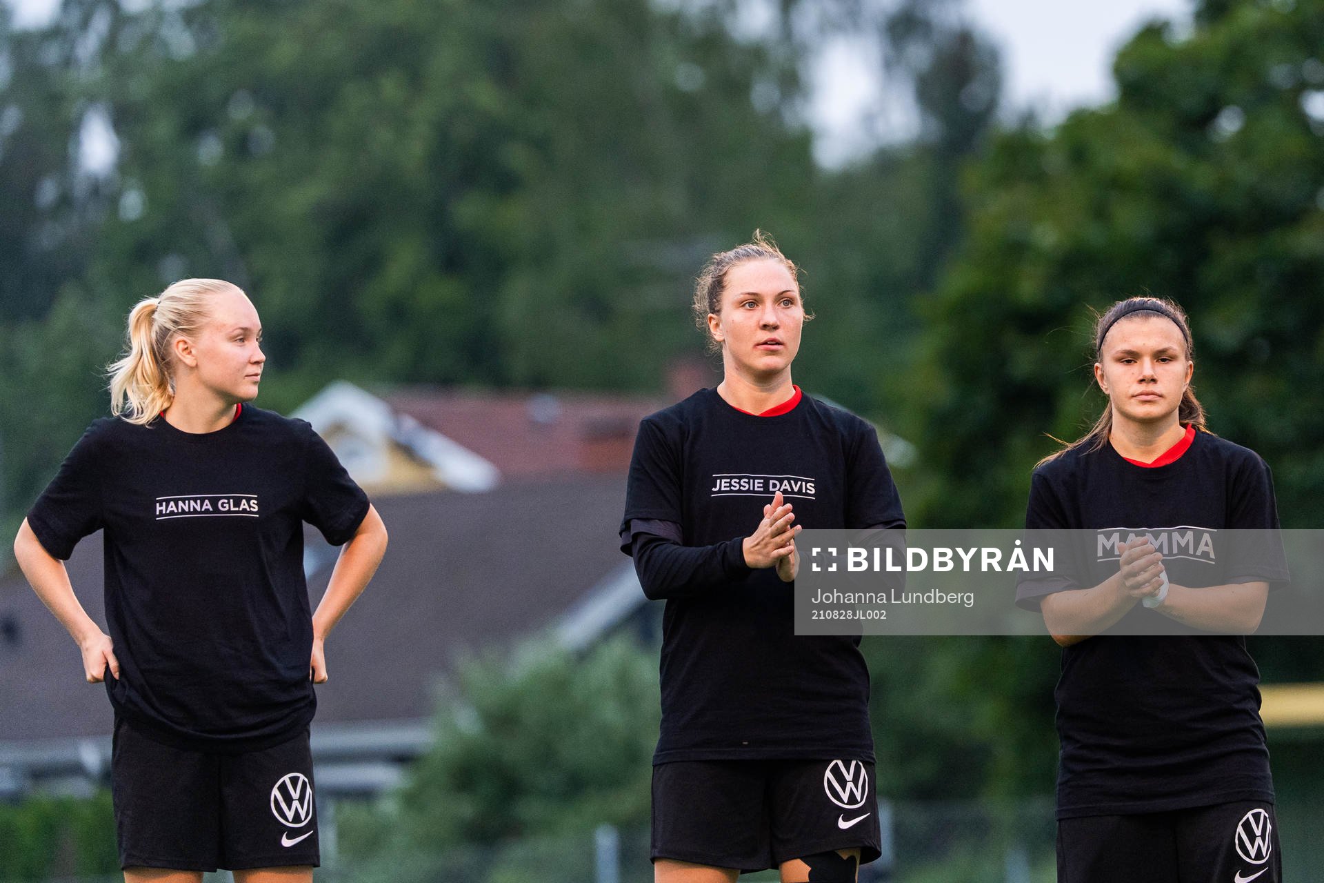 Brommapojkarnas spelare i specialdesignade t-shirts