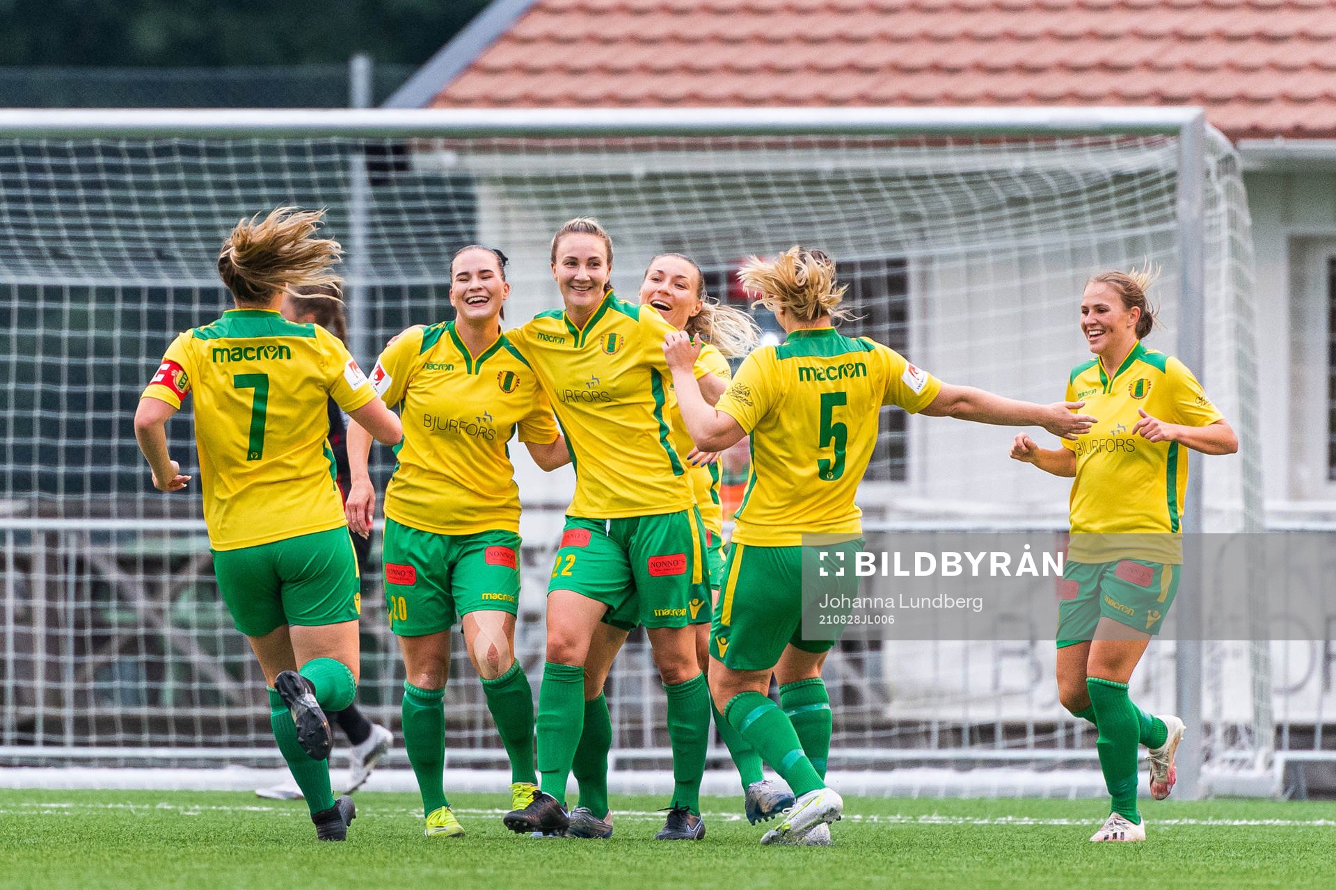 Bollstanäs Emma Lund jublar med lagkamrater