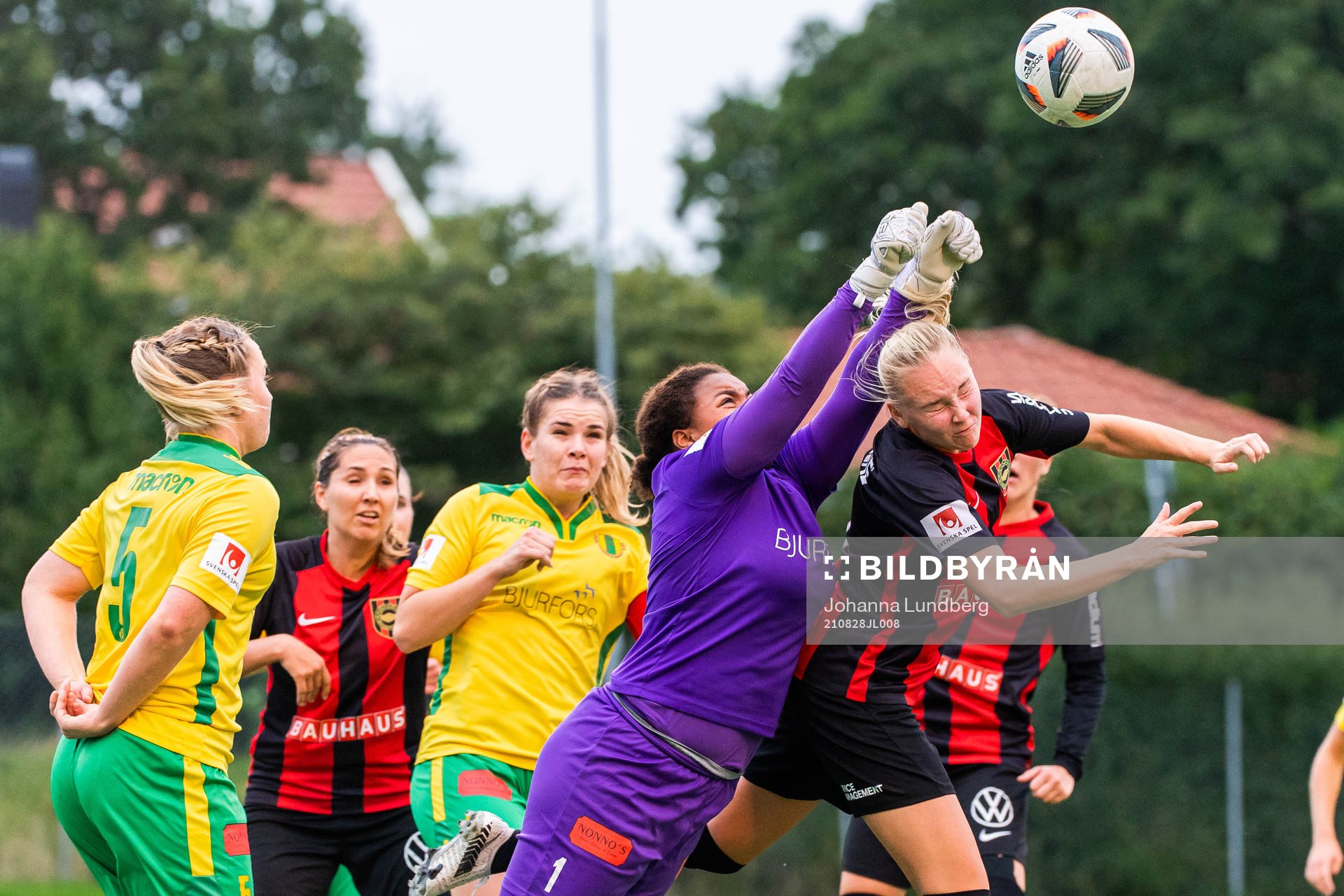 Bollstanäs målvakt Serina Iddrisu Backmark och Brommapojkarnas Wilma Wärulf under fotbollsmatchen i Elitettan mellan Bollstanäs och Brommapojkarna den 28 augusti 2021 i Upplands Väsby.