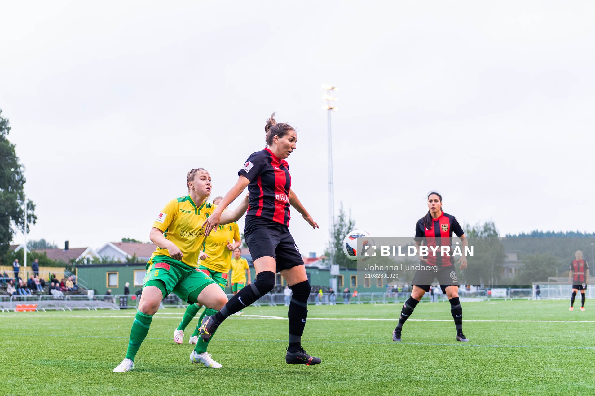 Bollstanäs Linnéa Rimeika och Brommapojkarnas Mathilda