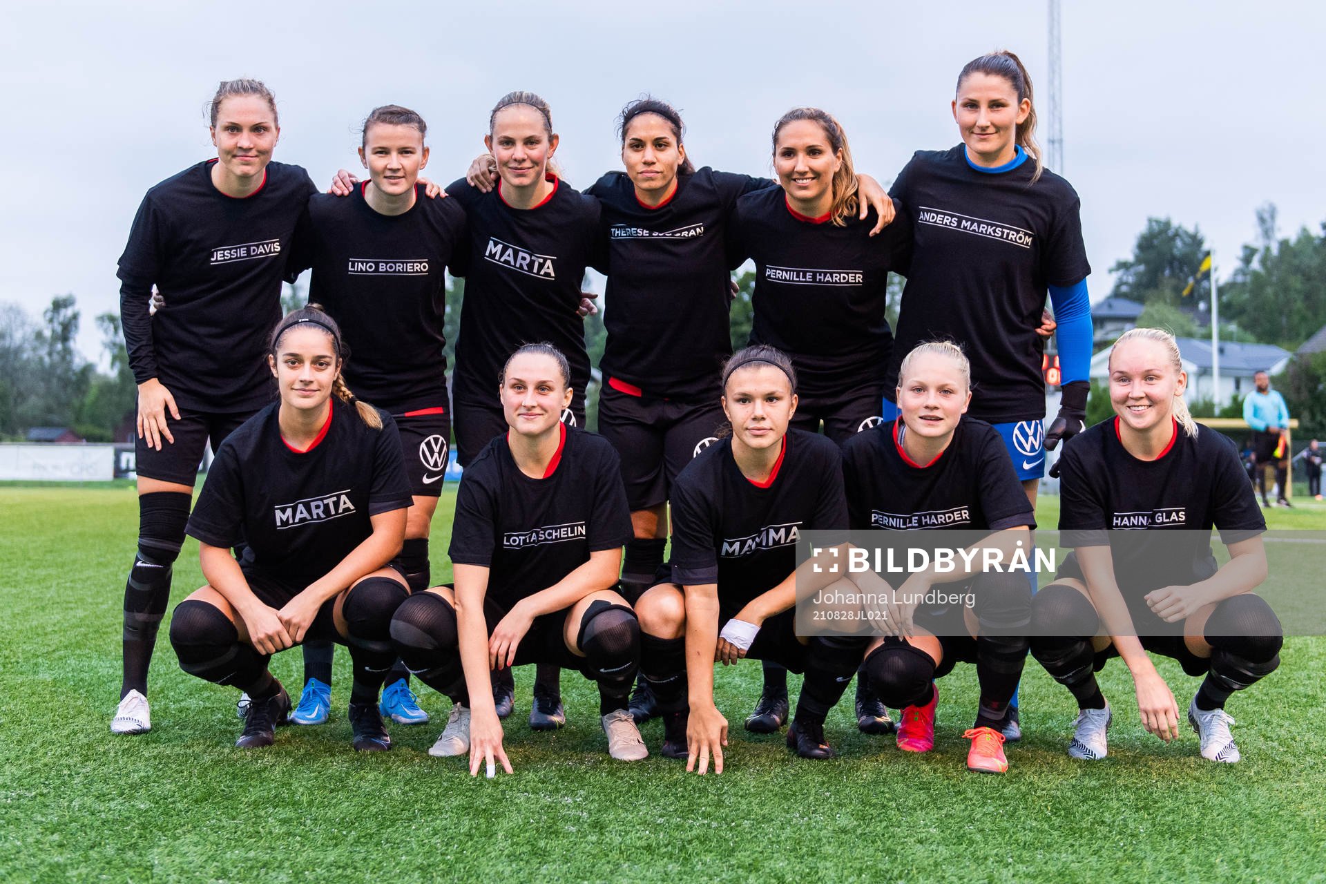 Brommapojkarnas startelva i specialdesignade t-shirts
